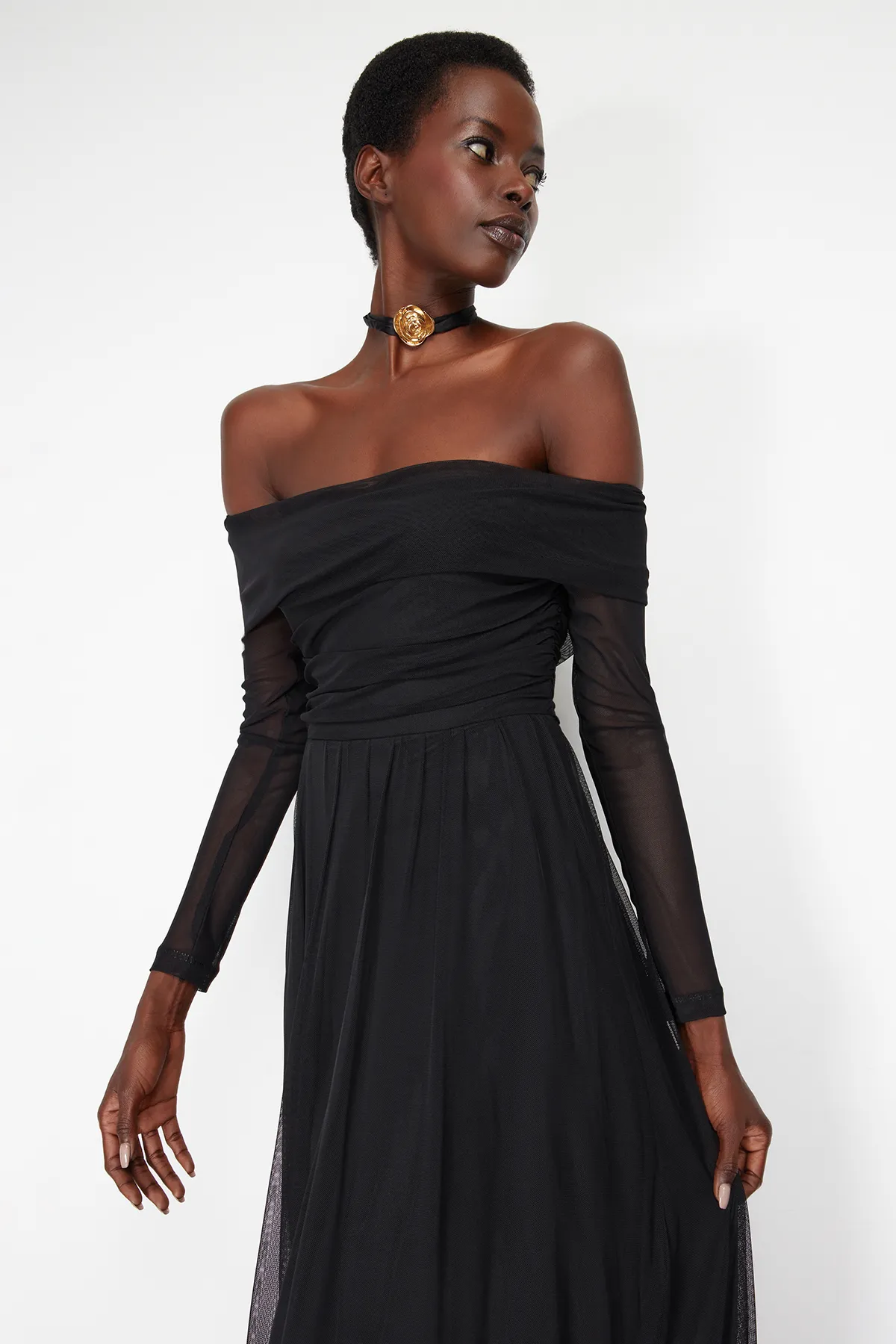 Trendyol Collection  Schwarzes langes Abendkleid aus Tüll mit Carmenkragen TPRSS24AE00068