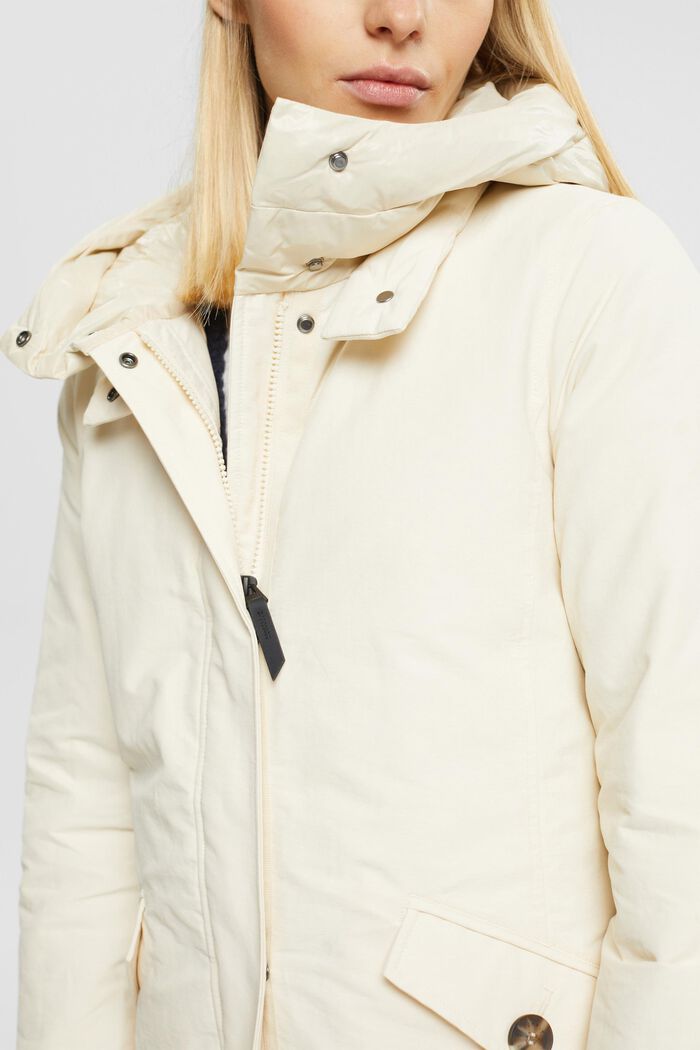 Jacke mit Kapuze und Füllung aus recycelten Daunen
