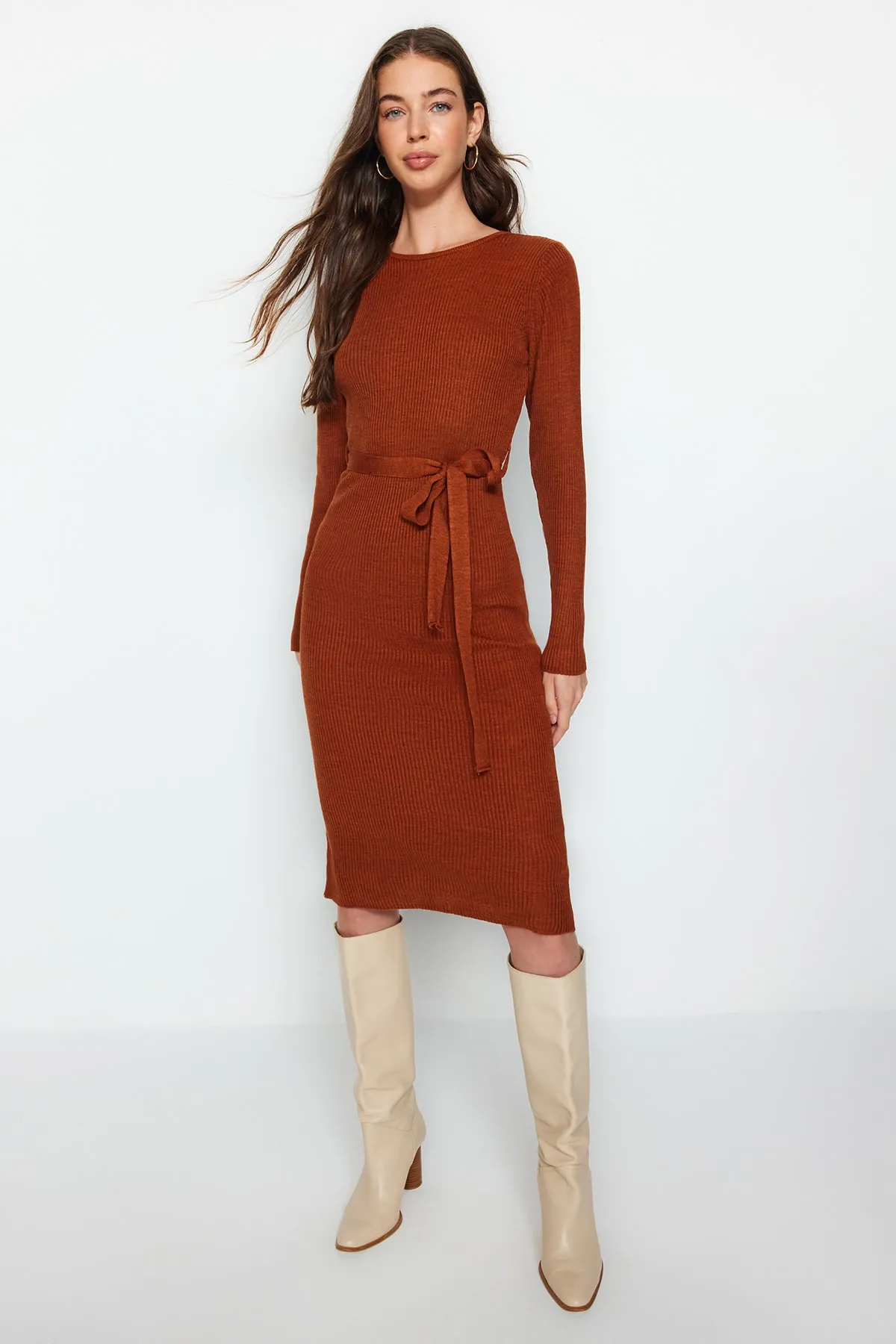 Trendyol Collection  Fliese Midi-Strickkleid mit Gürteldetail TWOAW22EL0009