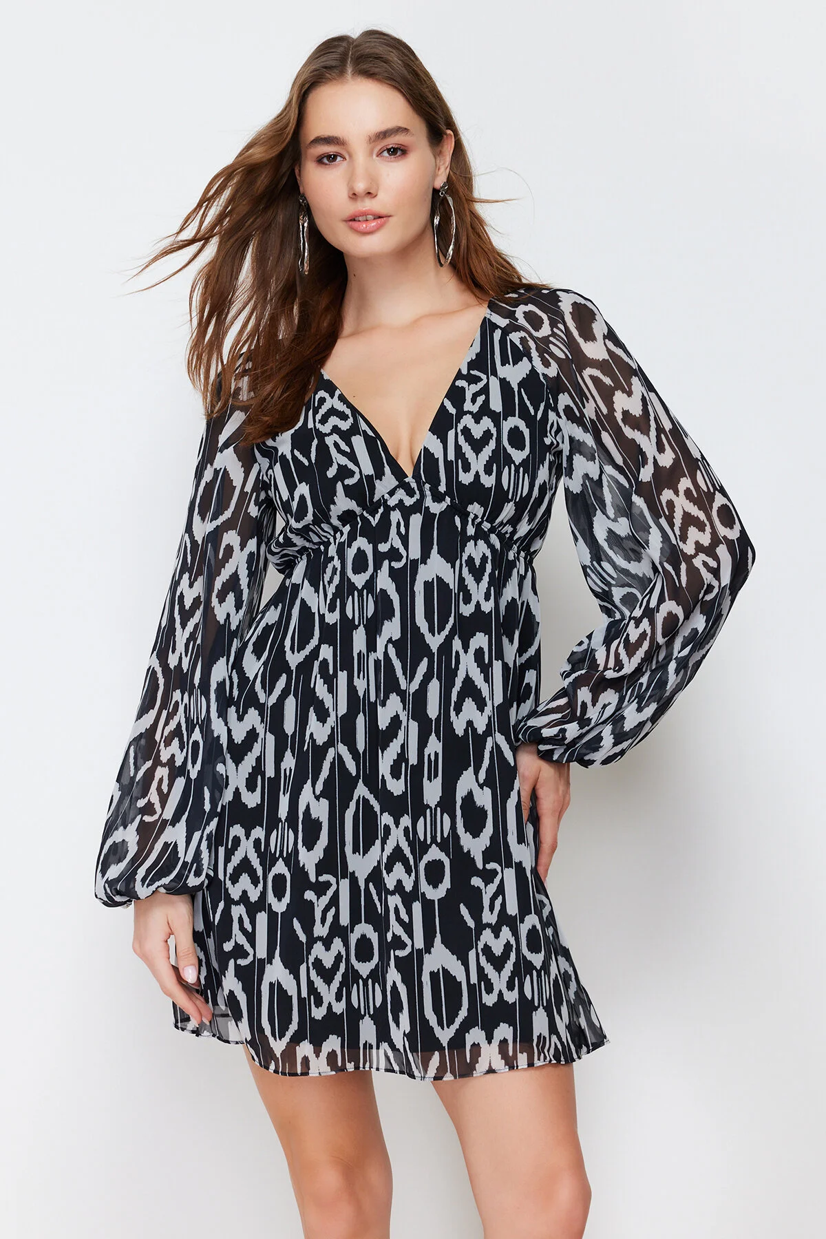 Trendyol Collection  Schwarzes, mit Chiffon gefüttertes, gewebtes Minikleid mit Taillenöffnung TWOSS23EL00519