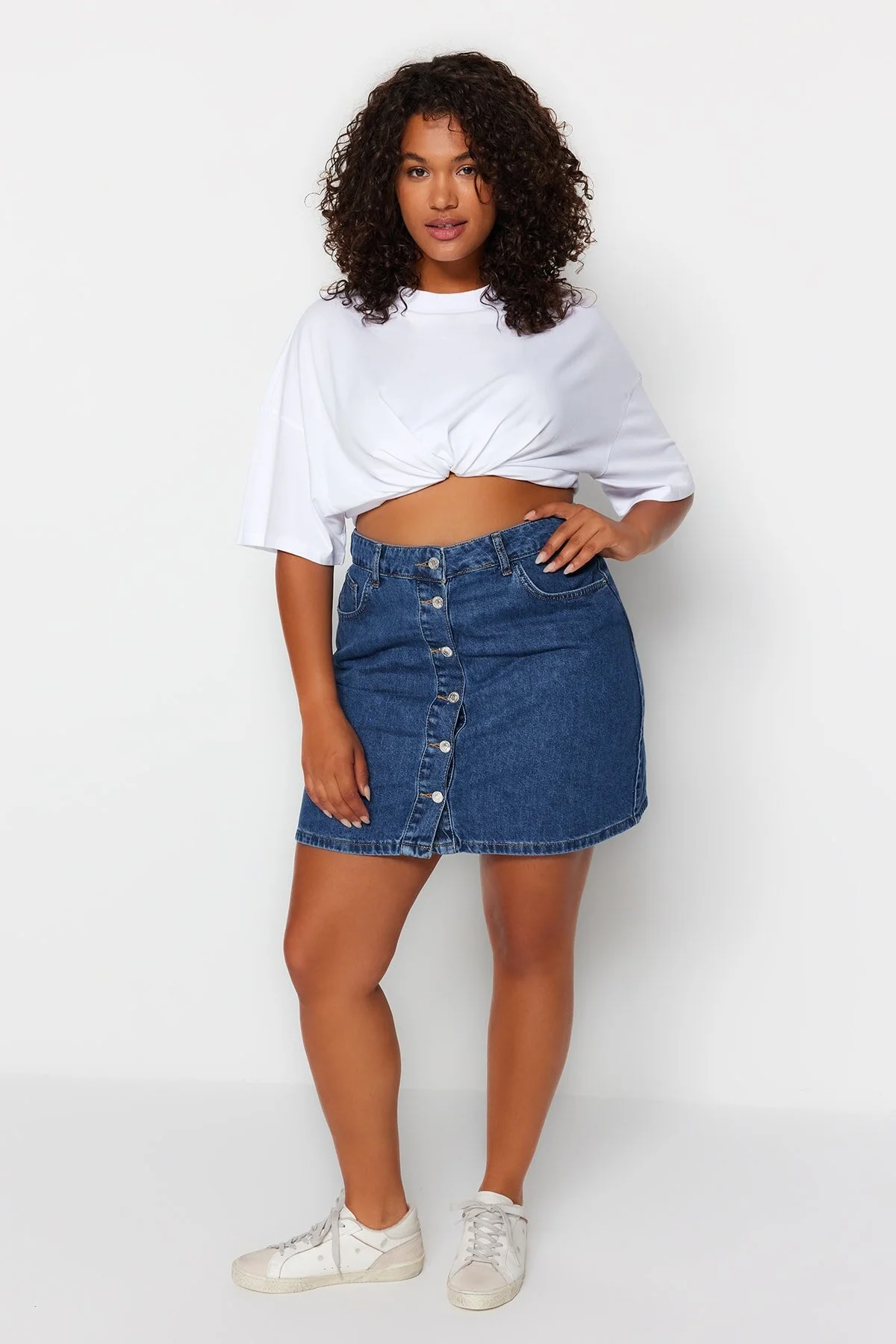Trendyol Curve  Hellblauer Jeansrock mit hoher Taille und Knöpfen TBBSS23AZ00005