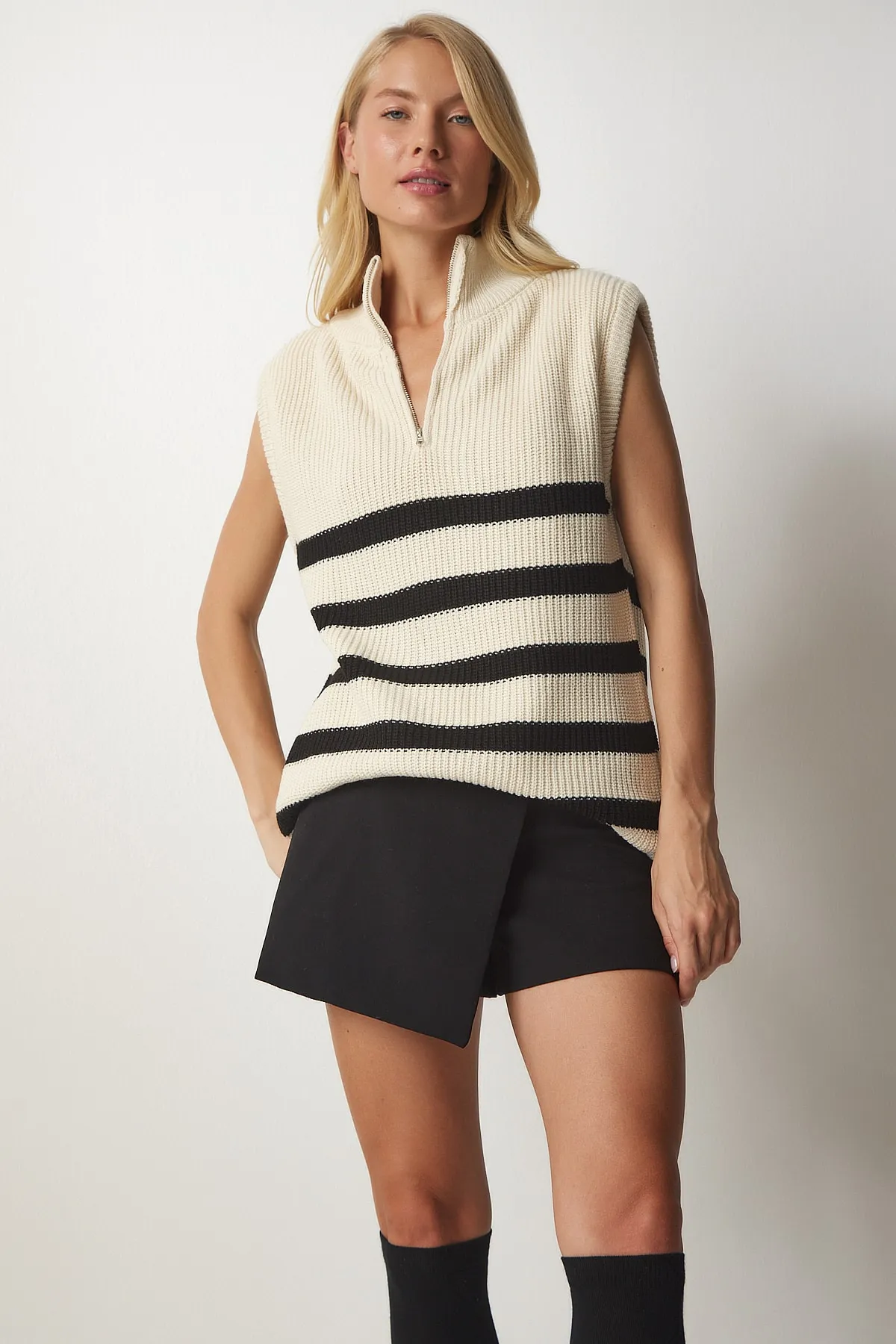 Happiness İstanbul  Creme-schwarzer gestreifter Damenpullover mit Reißverschlusskragen MX00123