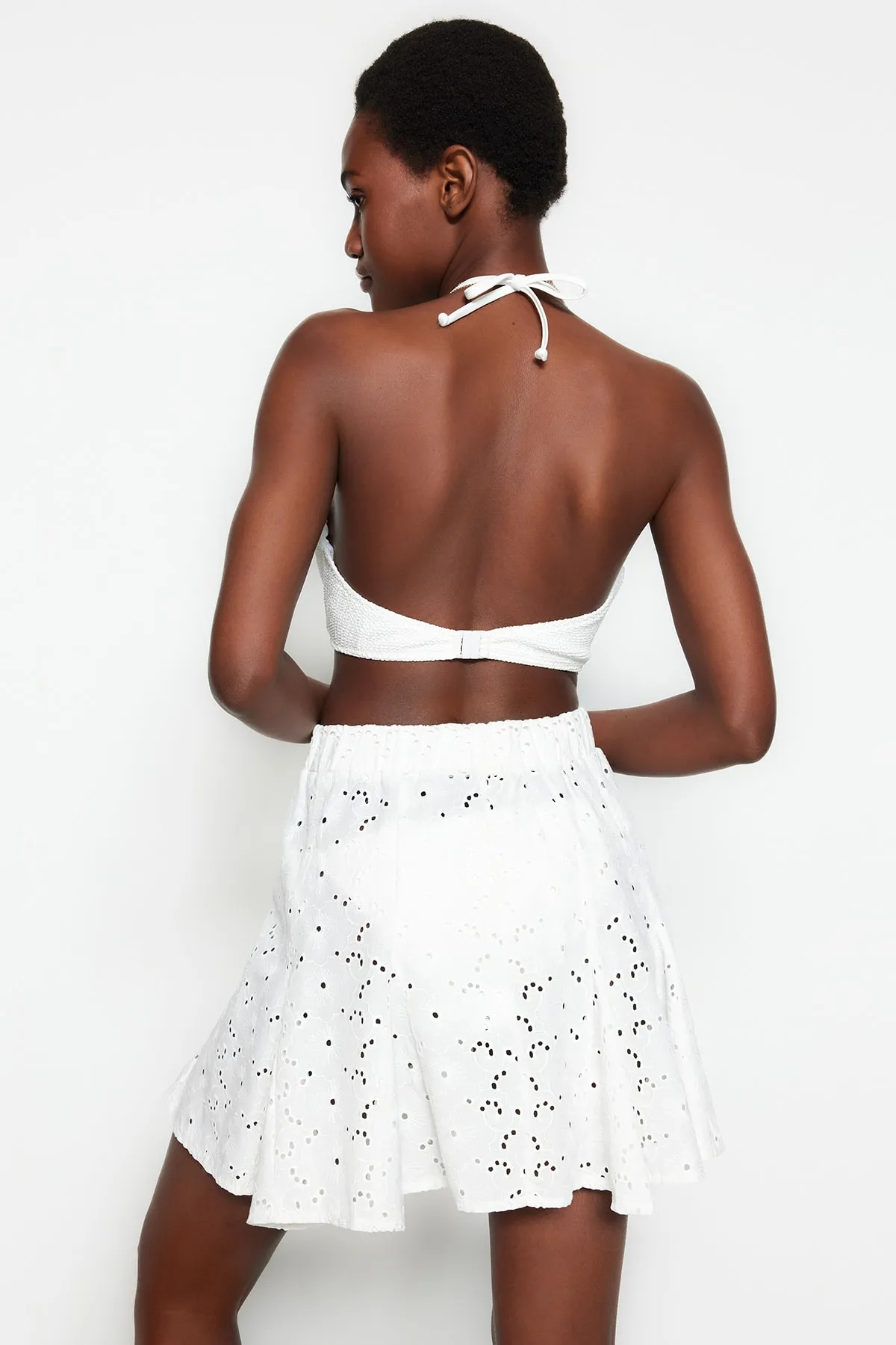 Trendyol Collection  Weißer Minirock mit gewebten Rüschen TBESS23ET00003