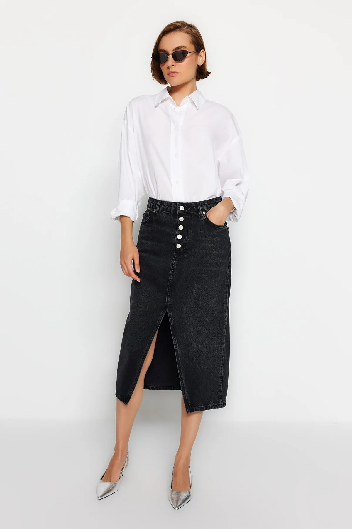 Trendyol Collection  Schwarzer Jeansrock mit Knopfleiste und Schlitz vorne TWOAW24ET00063