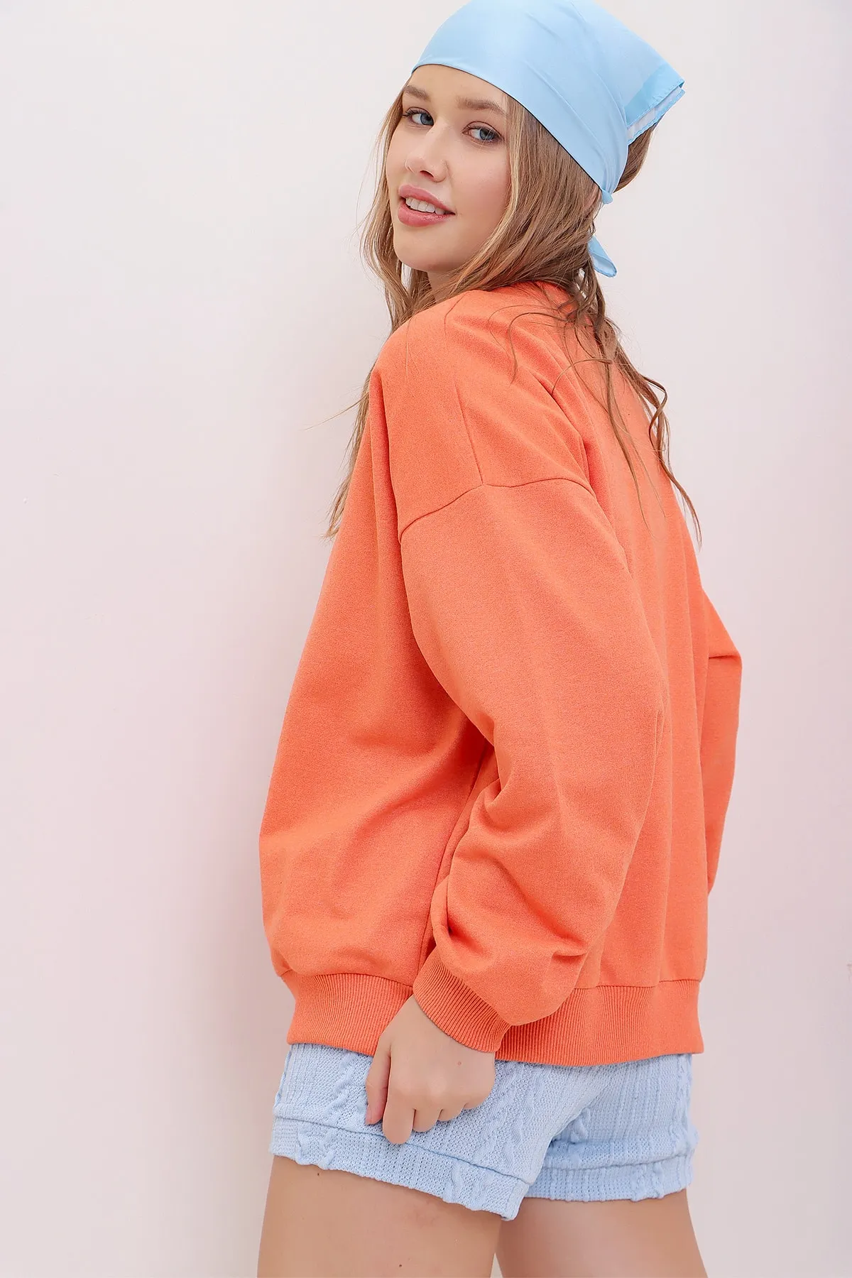 Trend Alaçatı Stili  Oranges Oversize-Sweatshirt mit Rundhalsausschnitt für Damen ALC-669-001