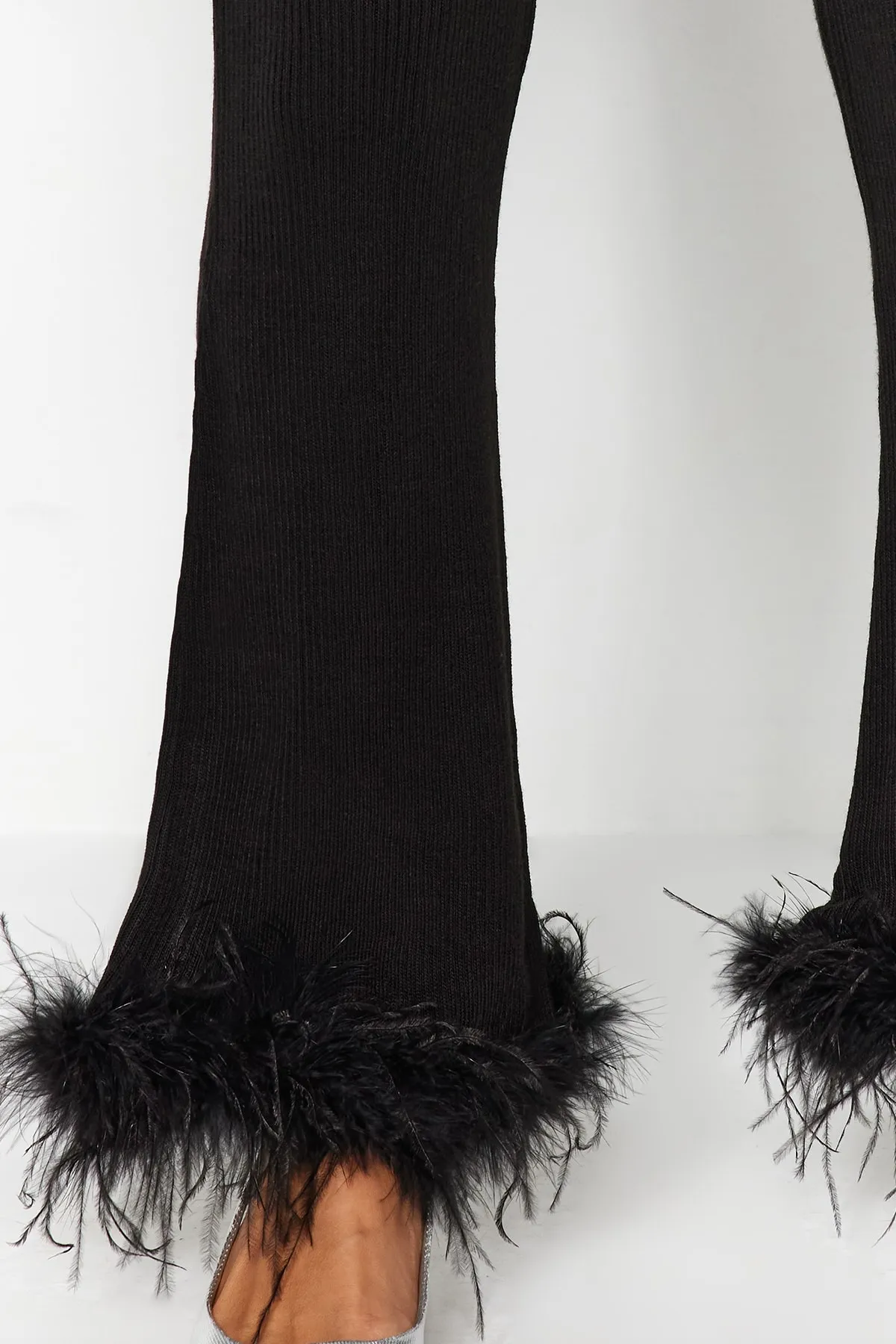 Trendyol Collection  Schwarze, figurbetonte Hose mit gerippten Beinen TWOAW24PL00048