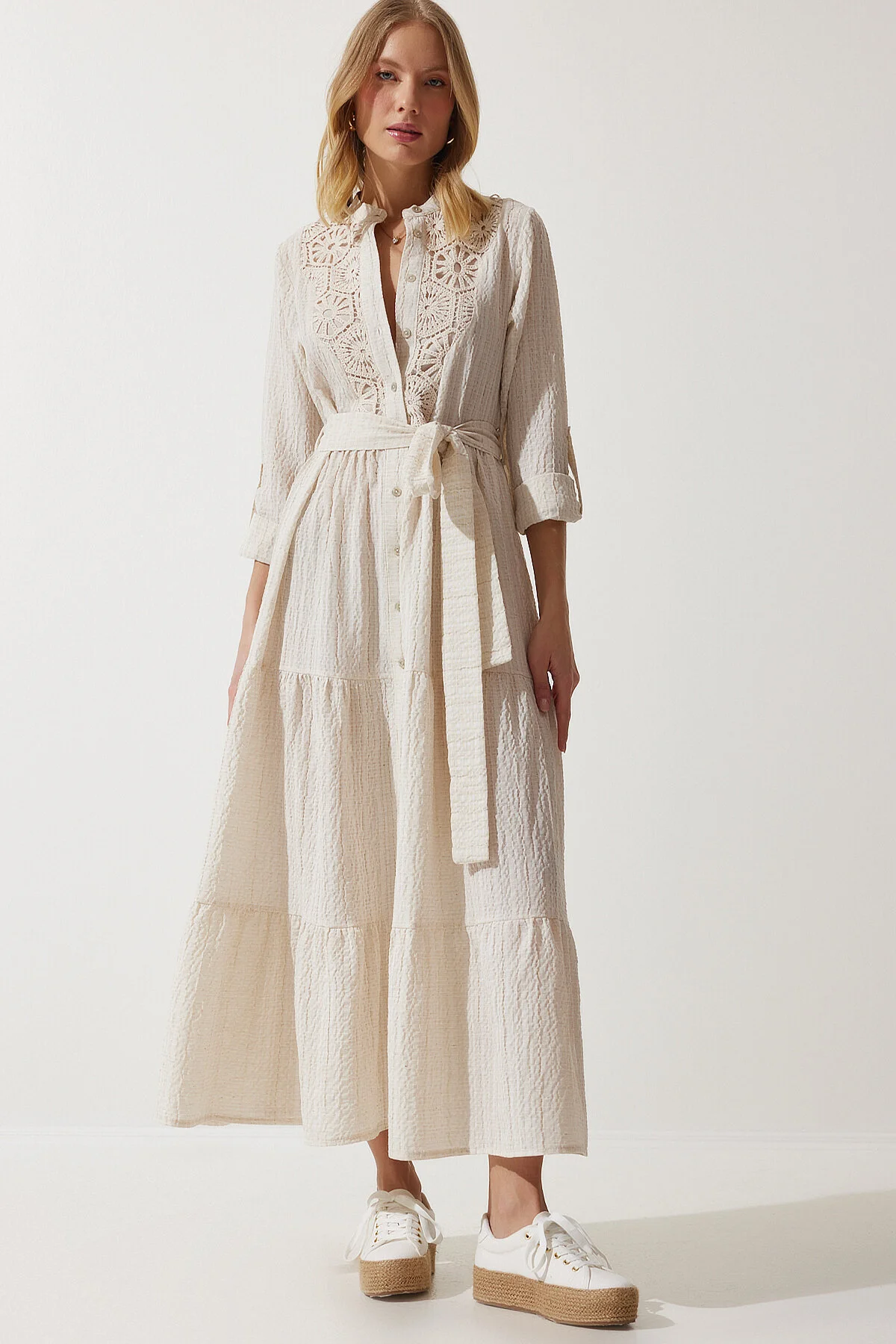 Happiness İstanbul  Cremefarbenes, langes Hemdkleid aus Leinen mit Volant und Spitze für Damen, DM00133