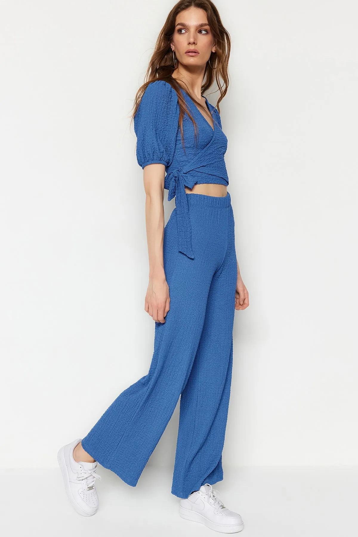 Trendyol Collection  Indigoblaues Set aus Oberteil und Unterteil mit zweireihigem Kragen und Ballonärmeln aus strukturiertem Stoff TWOSS23AU00068