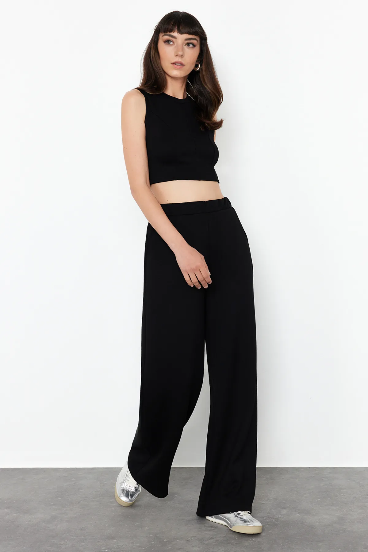 Trendyol Collection  Schwarzes, ärmelloses Crop-Top, entspannte Passform, gestricktes Oberteil und Unterteil, Set TWOSS24AU00121