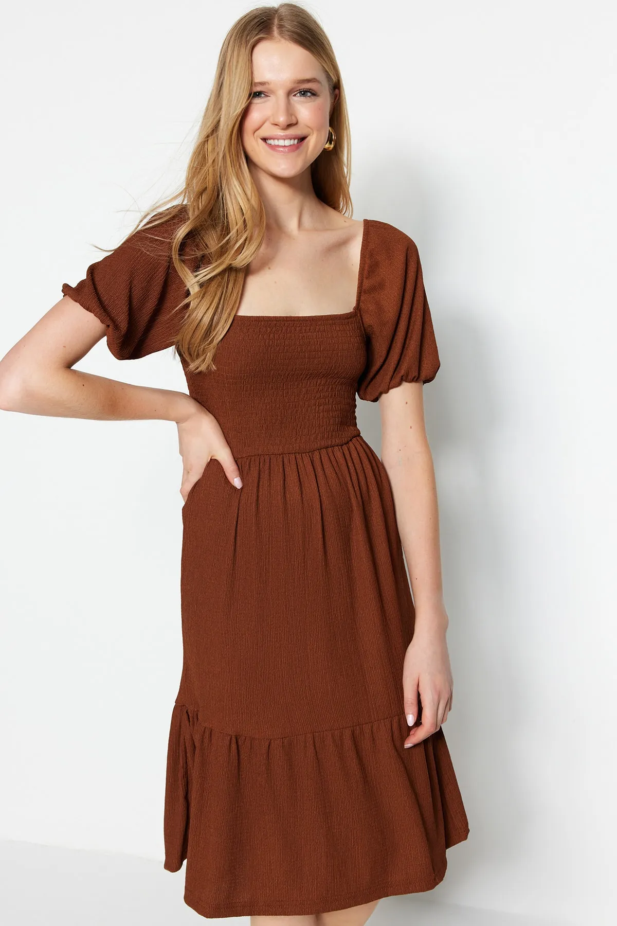 Trendyol Collection  Braunes Midi-Pullover-Strickkleid mit offener Taille/Skater-Strickkleid mit quadratischem Ausschnitt und Ballonärmeln TWOSS22EL1088