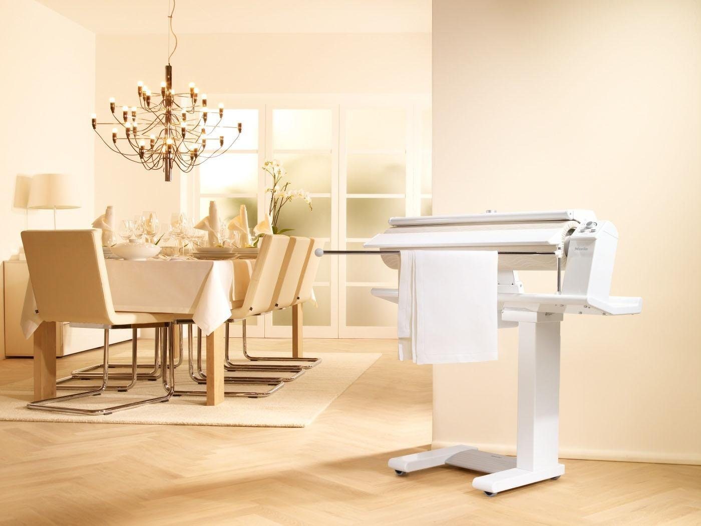 Miele Bügelmaschine B 995 D, 2550 W, Walzenbügler
