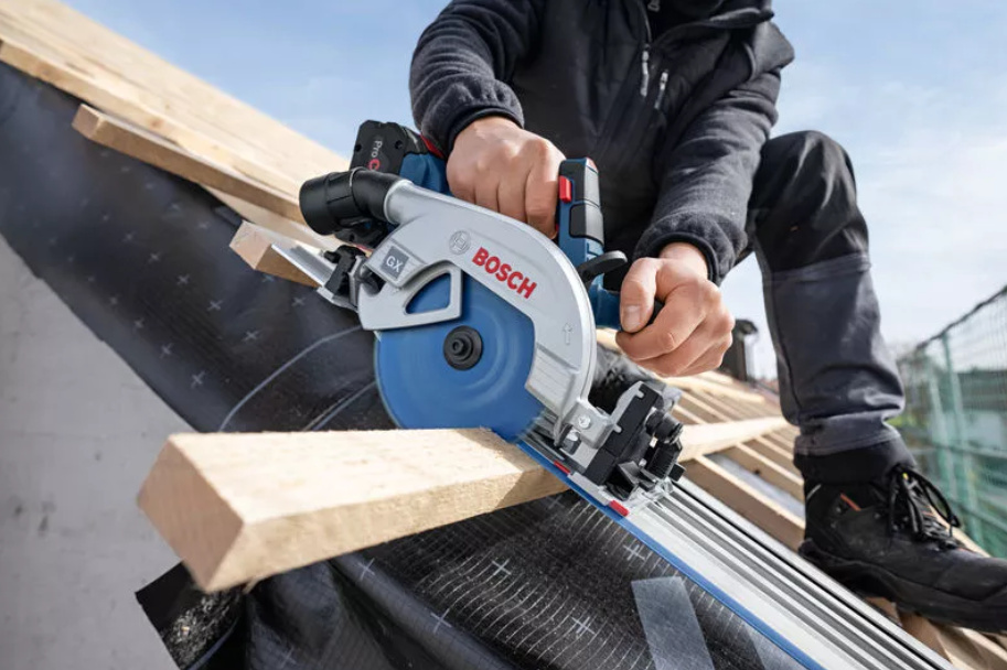 Scie circulaire Bosch Blue 06016C1000 GKS18V-57-2 GX 18 volts (batterie et chargeur non inclus).