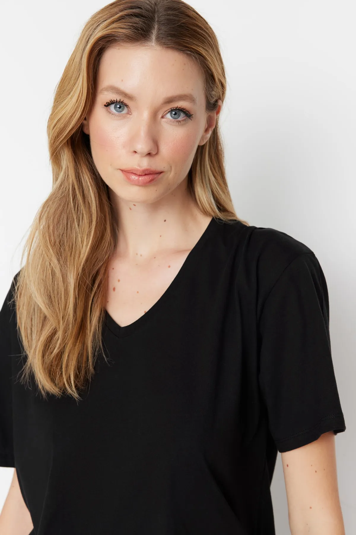 Trendyol Collection  Schwarzes Boyfriend-Strick-T-Shirt mit V-Ausschnitt aus 100 % Baumwolle TWOSS23TS00003