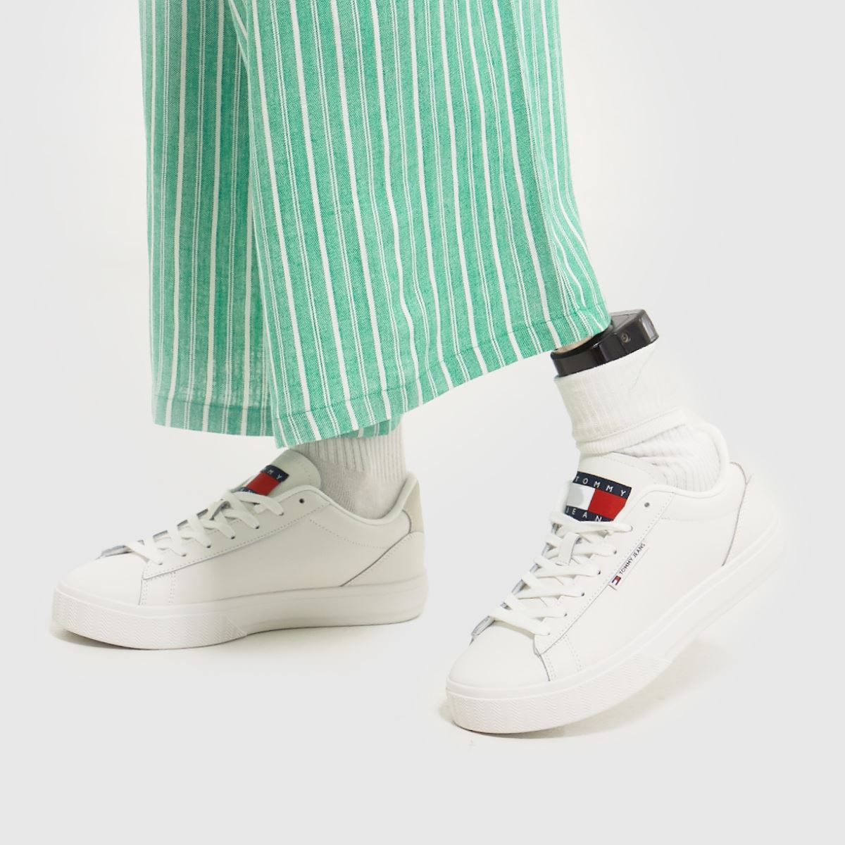 Bílé tenisky Tommy Jeans Essential s logem