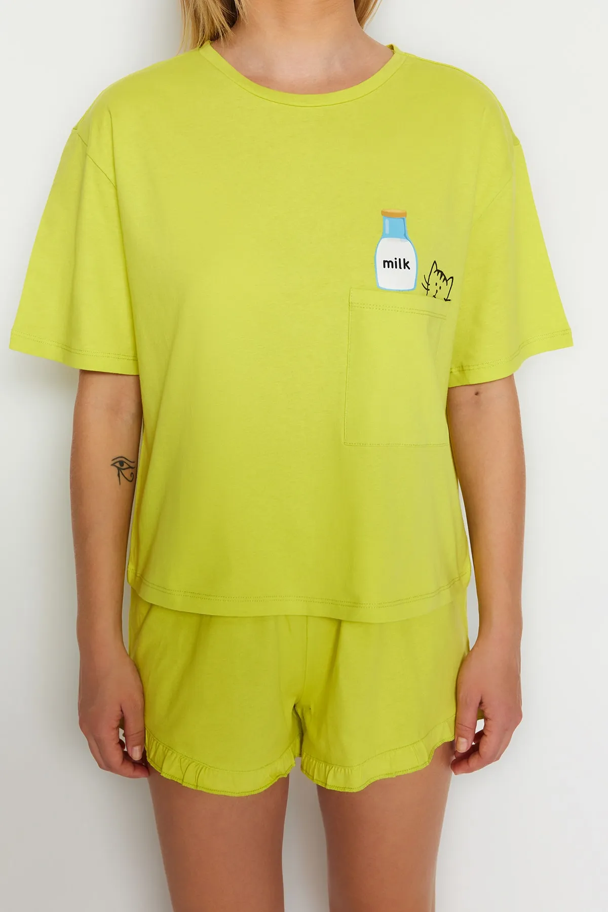 Trendyol Collection  Hellgrünes gestricktes Pyjama-Set mit bedruckten T-Shirts und Shorts aus Baumwolle THMSS22PT0422