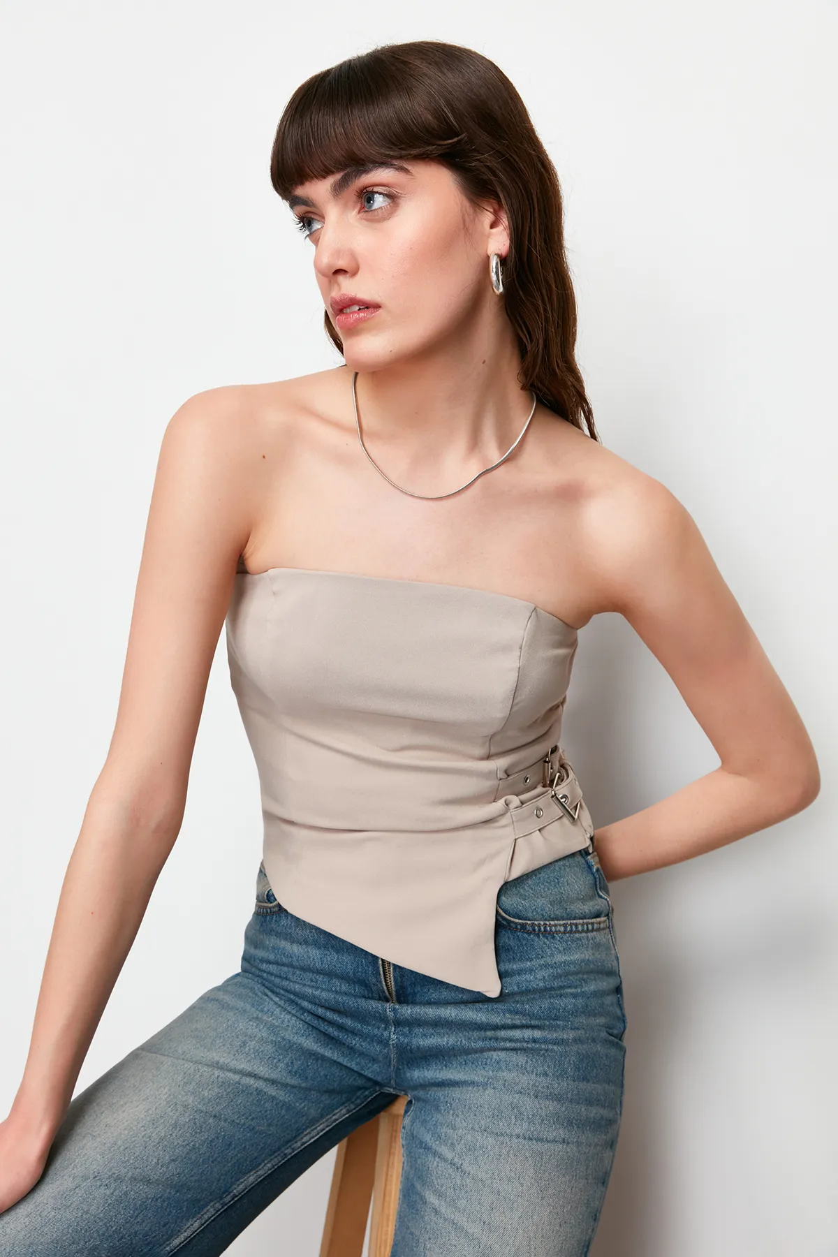 Trendyol Collection  Nerzfarbene, trägerlose, taillierte, gewebte Bluse mit Gürtelschnallendetail TWOSS24BZ00349