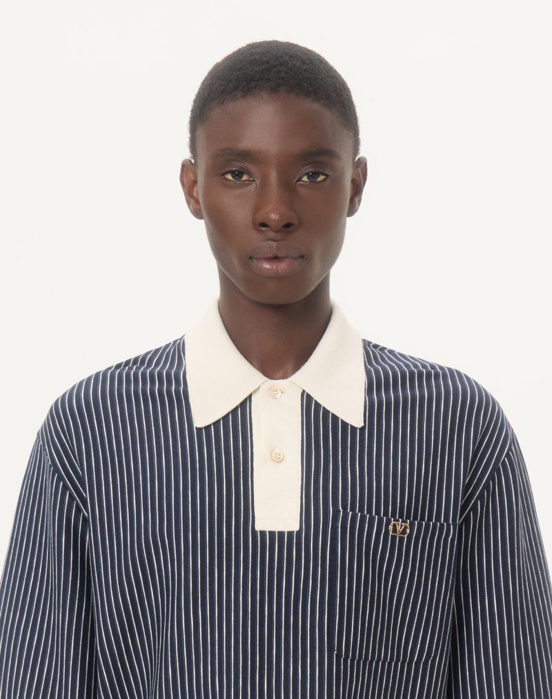 Camiseta Valentino em viscose com bordado listrado do logotipo V.
