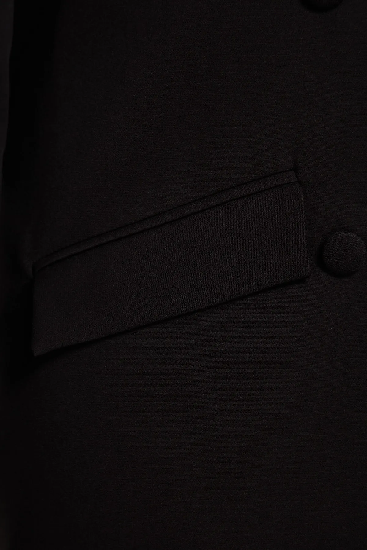 Trendyol Curve  Schwarze gewebte Blazerjacke mit Doppelverschluss TBBSS22CE0180