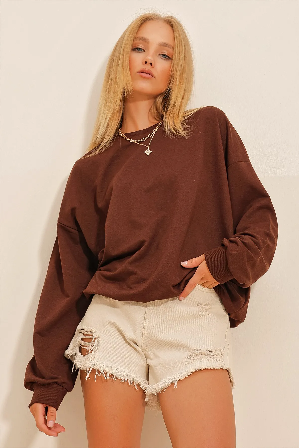 Trend Alaçatı Stili  Bitterbraunes Oversize-Sweatshirt mit Rundhalsausschnitt für Damen ALC-669-001