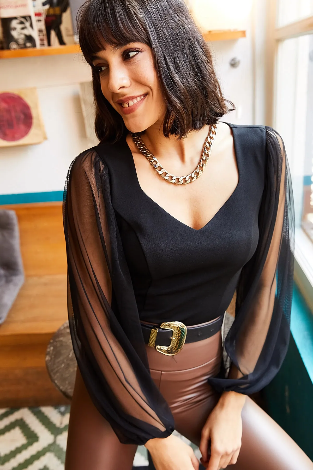 Olalook  Schwarze Strickbluse aus Tüll mit V-Ausschnitt für Damen BLZ-19001192