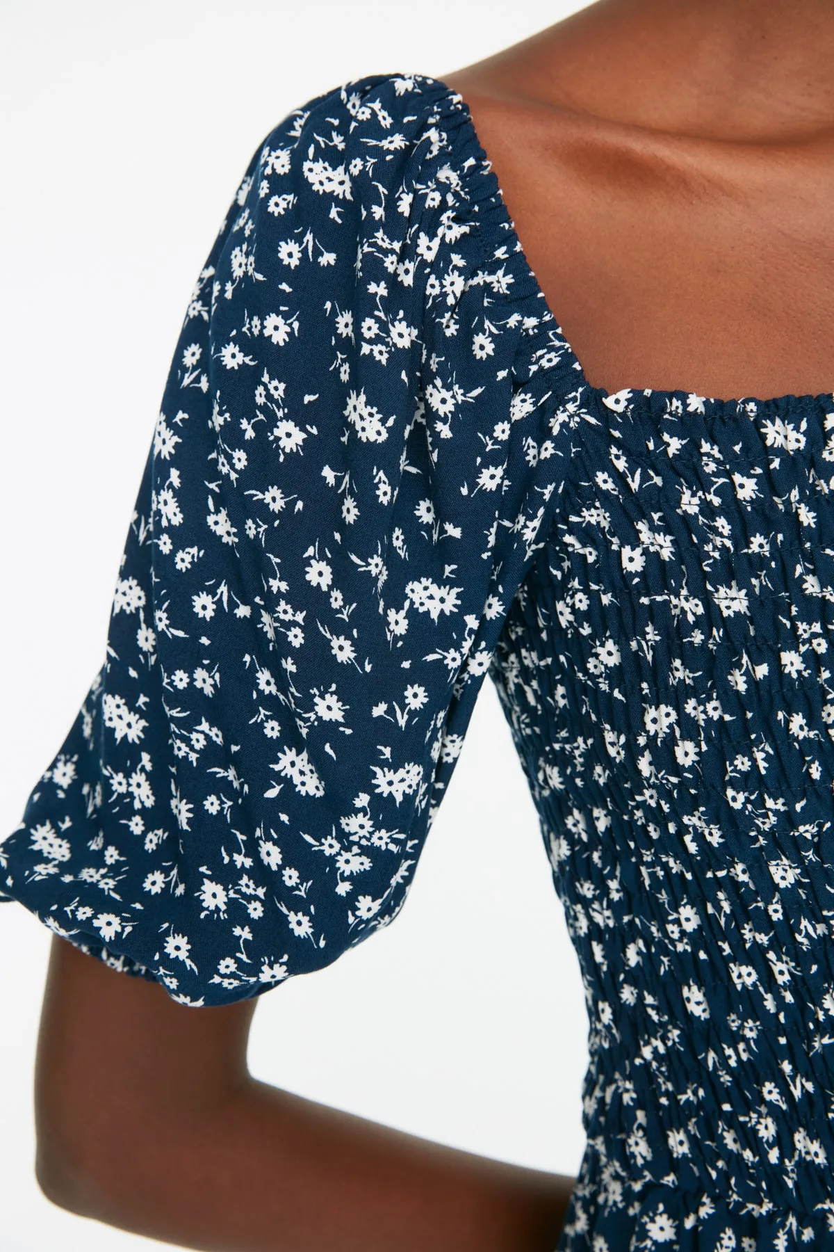 Trendyol Collection  Marineblaues, florales Minikleid aus Viskose mit Taillenöffnung TWOSS22EL0370