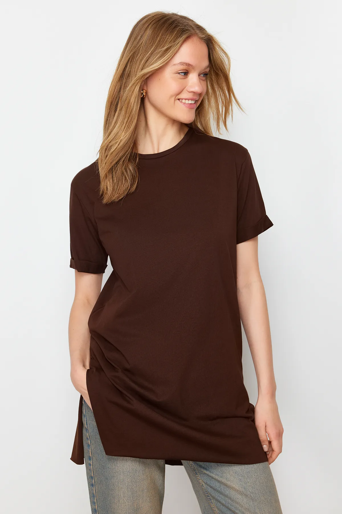 Trendyol Modest  Braun-beige 2er-Pack geschlitzte, kurzärmlige Basic-Strick-T-Shirts mit Rundhalsausschnitt TCTSS21UK0009