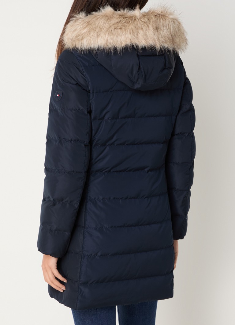 Parka matlasată Tommy Hilfiger cu umplutură de puf și guler detașabil din blană artificială.