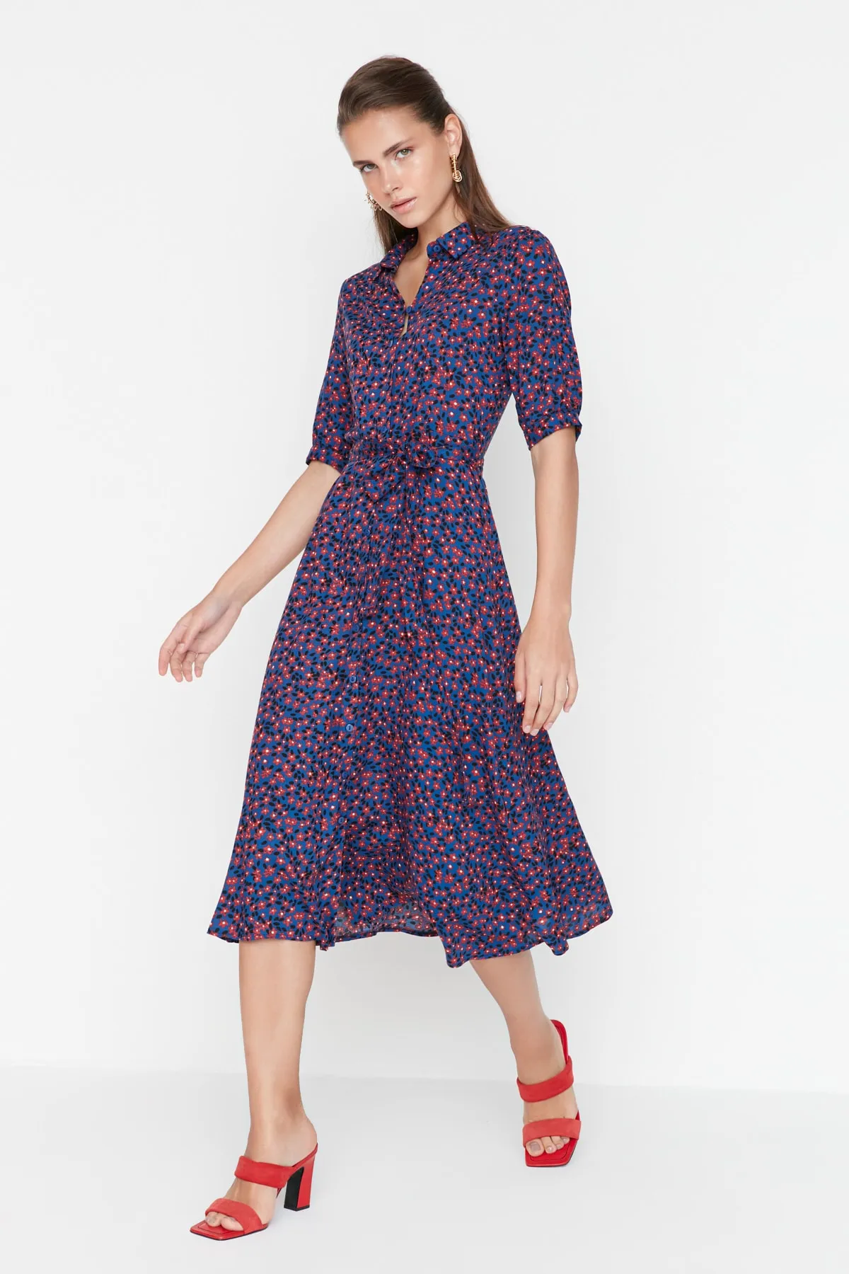 Trendyol Collection  Indigofarbenes, gewebtes Midi-Hemdkleid aus Viskose mit Blumenmuster und Gürtel TWOSS20EL1559