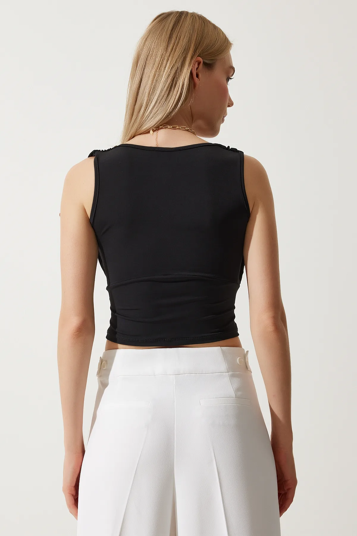 Happiness İstanbul  Schwarze, kurze Sandy-Strickbluse mit tiefem V-Ausschnitt für Damen BF00039