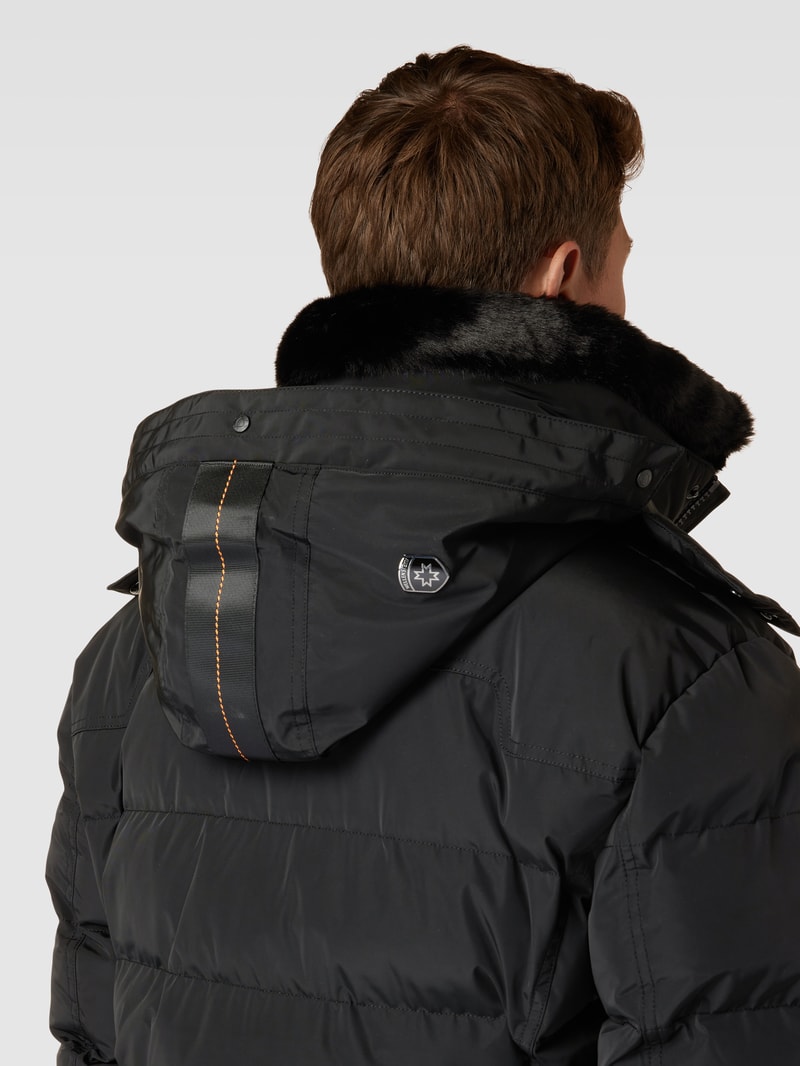 Steppjacke mit Reißverschlusstaschen in schwarz