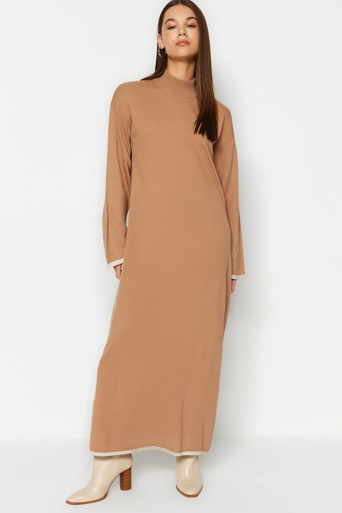 Trendyol Modest  Beiges, bequem geschnittenes, langes Strickkleid TCTAW24EB00032