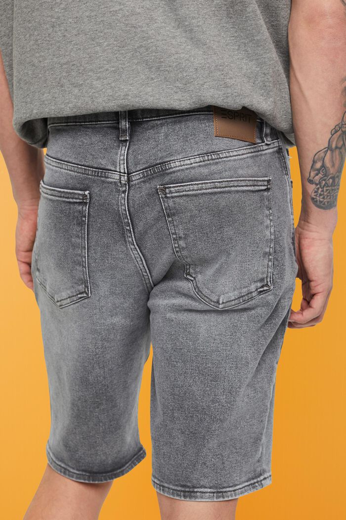 Lockere Jeansshorts in schmaler Passform