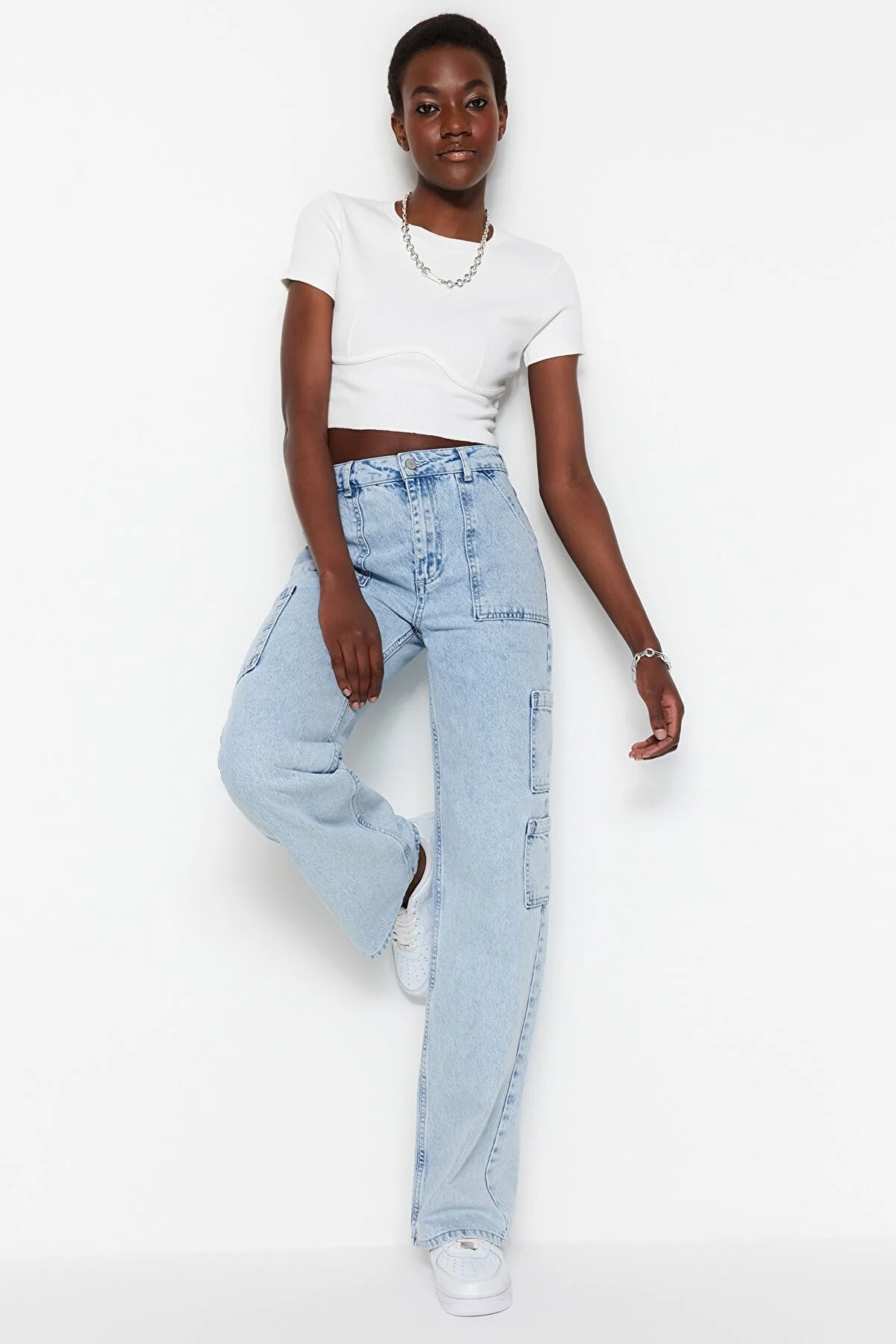 Trendyol Collection  Hellblaue Jeans mit hoher Taille und weitem Bein und Cargo-Taschen TWOSS23JE00055