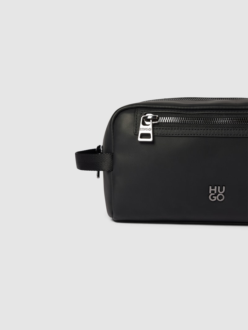 Kulturtasche mit Label-Detail Modell 'Elliott' in schwarz