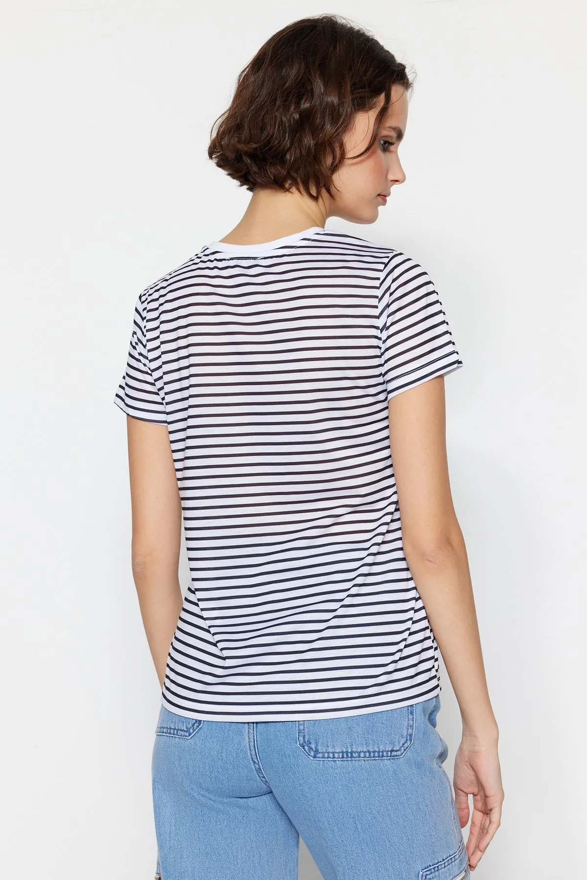 Trendyol Collection  Schwarz-weiß-schwarz gestreiftes 3er-Pack Basic-Strick-T-Shirt mit Rundhalsausschnitt TWOSS20TS0146