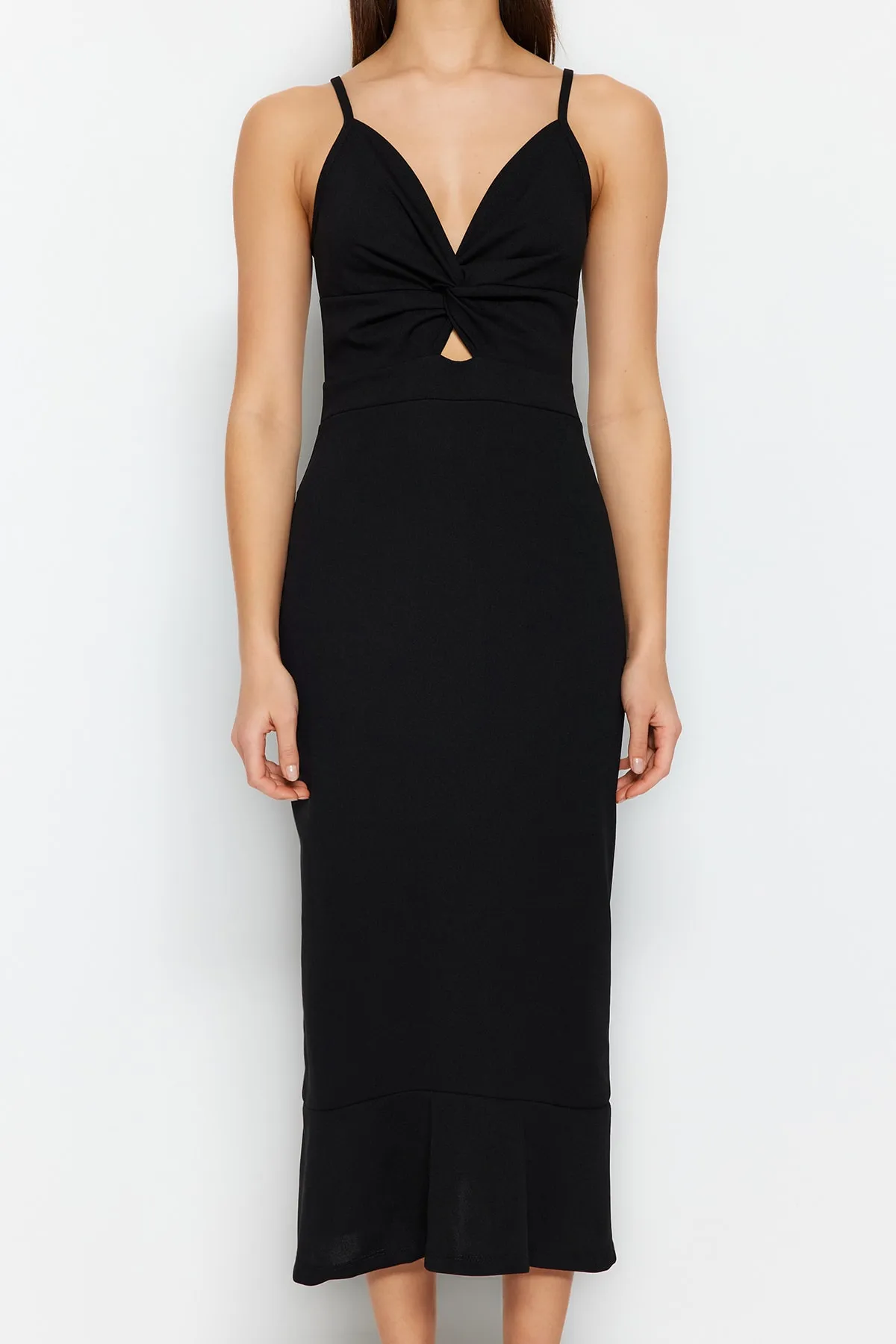 Trendyol Collection  Schwarzes Mini-Strickkleid aus Crêpe mit Trägerausschnitt, detailliertem Volant und herzförmigem Ausschnitt TWOSS23EL02097