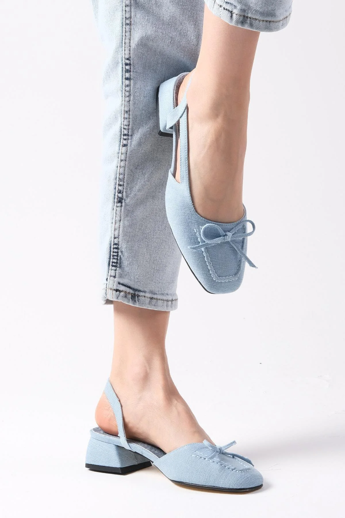 Mio Gusto  Bria Jeansschuhe aus Denimstoff mit offener Rückseite für Damen mit kurzem Absatz in Blau