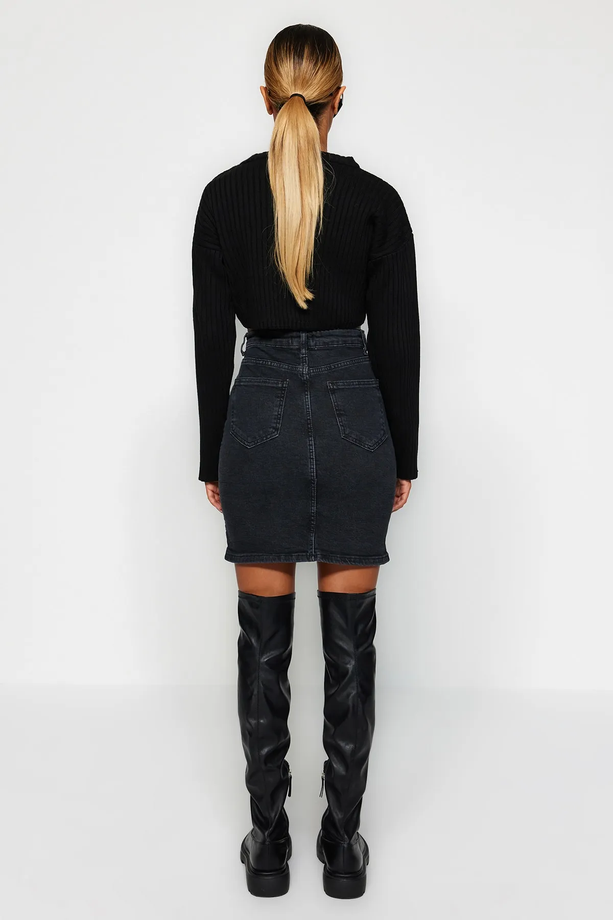 Trendyol Collection  Schwarzer Basic-Mini-Jeansrock mit hoher Taille TWOSS20ET0241