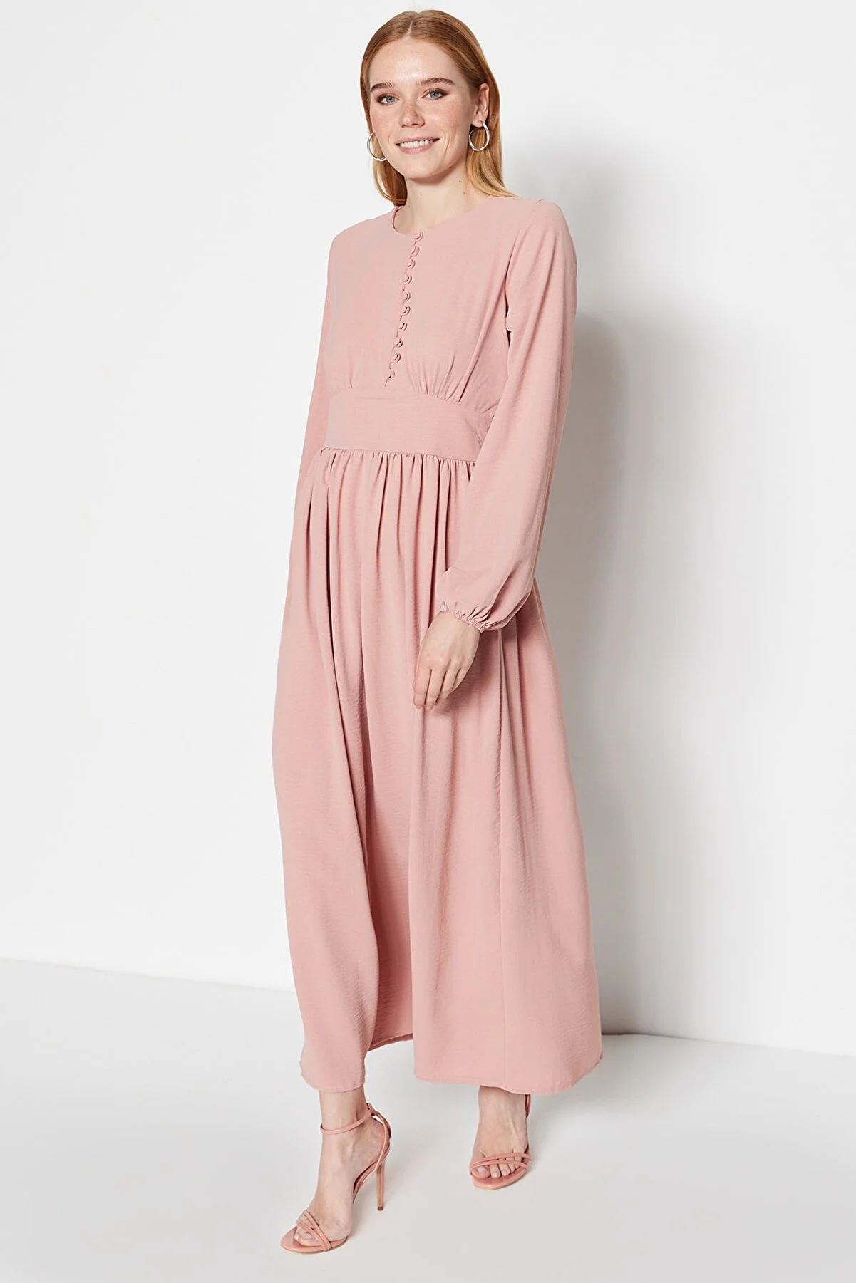 Trendyol Modest  Ansteckblume aus getrockneten Rosen und mit Stoff überzogenes, knopfbesetztes Aerobin-Gewebekleid TCTSS23EB00254