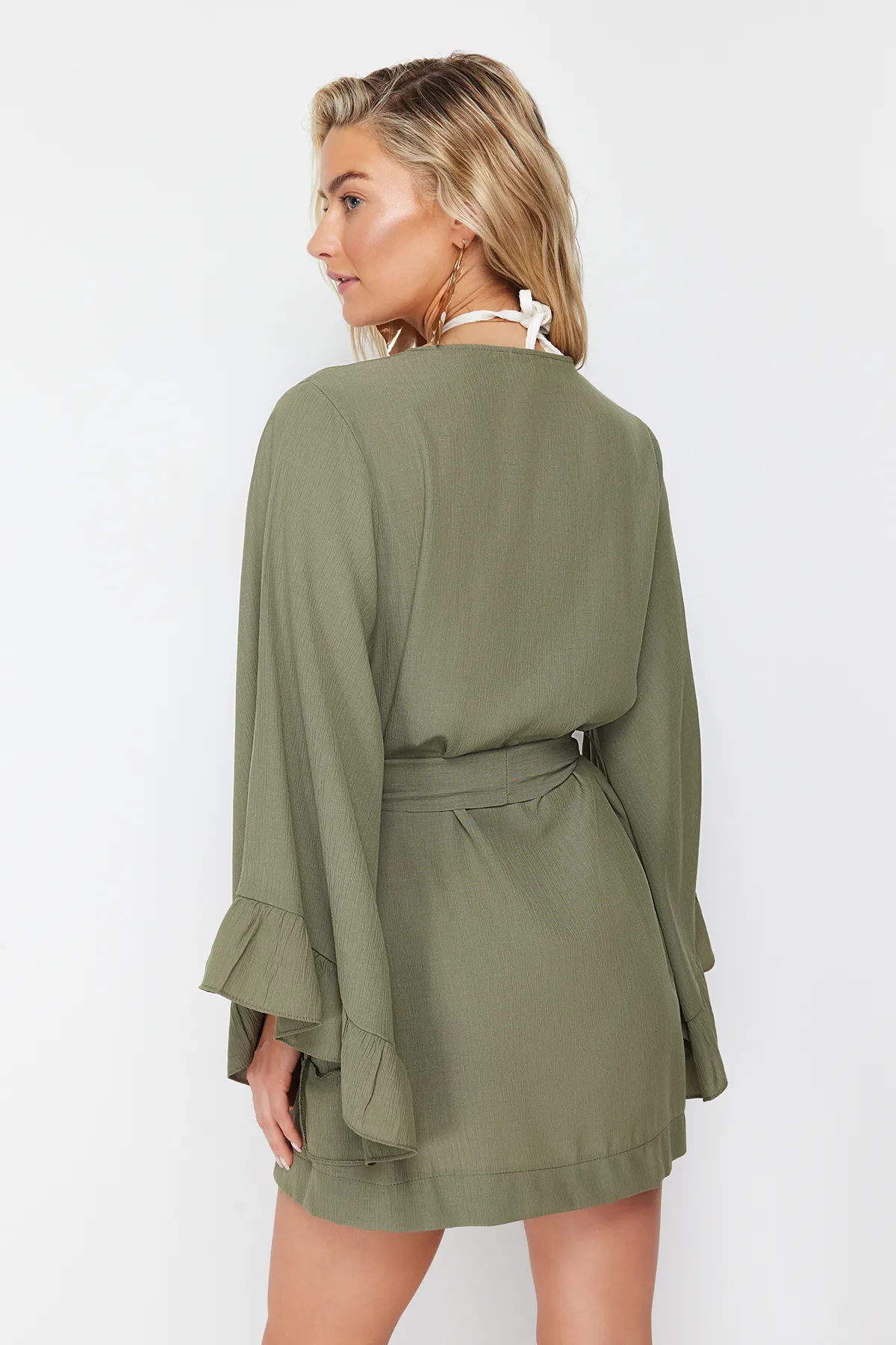 Trendyol Collection  Khakifarbener, gewebter Mini-Volant-Kimono und -Kaftan mit Gürtel TBESS21KM0002
