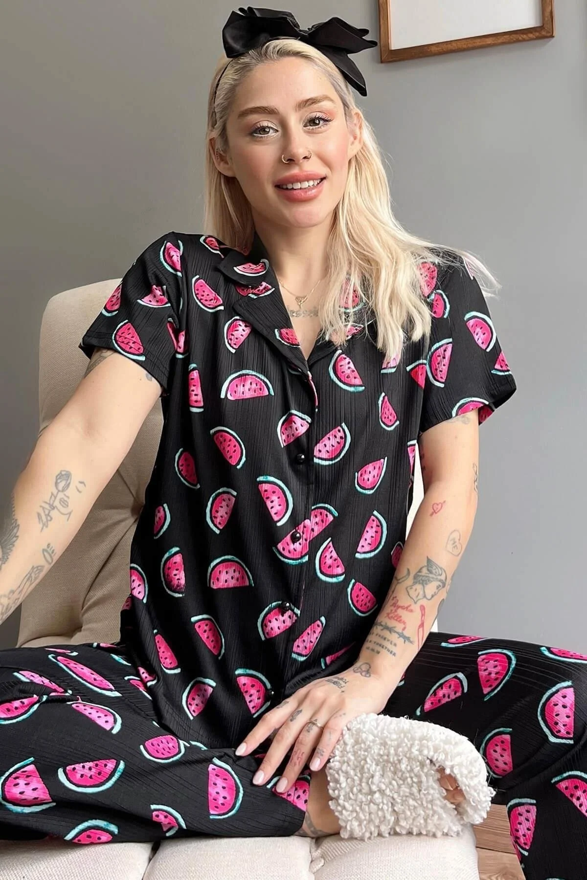 Pijamaevi  Kurzärmliger Damen-Pyjama mit Wassermelonenmuster, gestrickt vorne und geknöpft