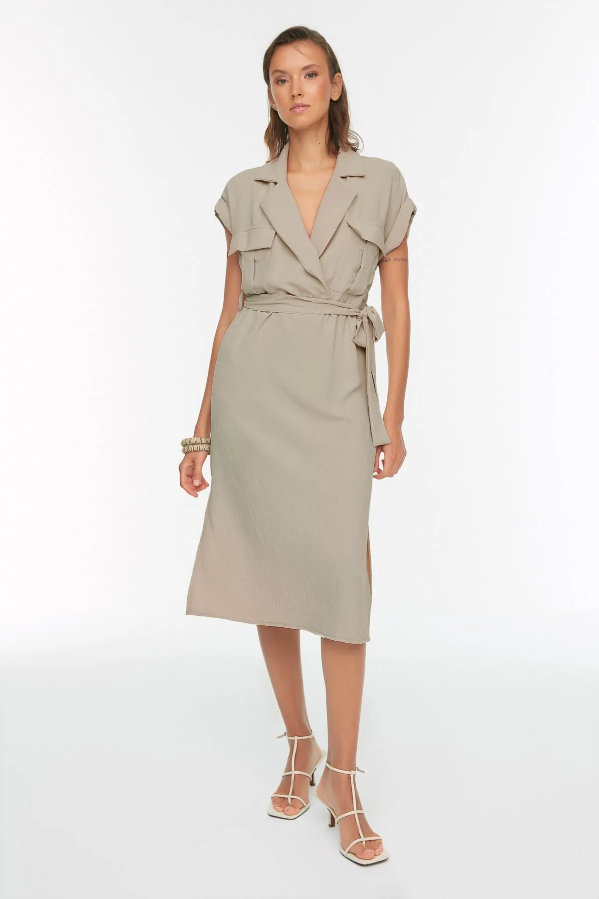Trendyol Collection  Steinfarbenes, gewebtes Kleid mit Hemdkragen und Gürtel TWOSS22EL3085
