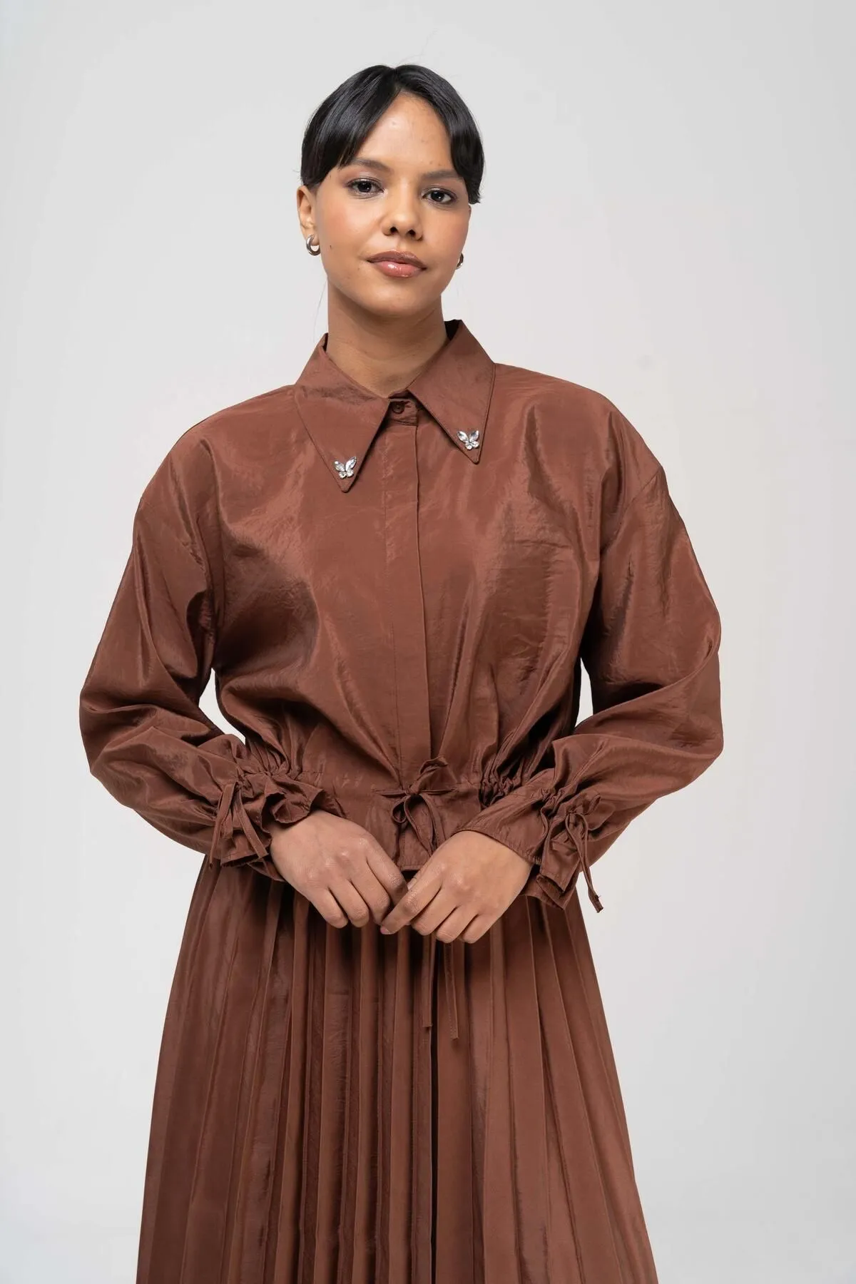 Olcay  Bluse mit Spitzendetail, elastischer Bund, Faltenrock, Anzug, BRAUN 9223-TK