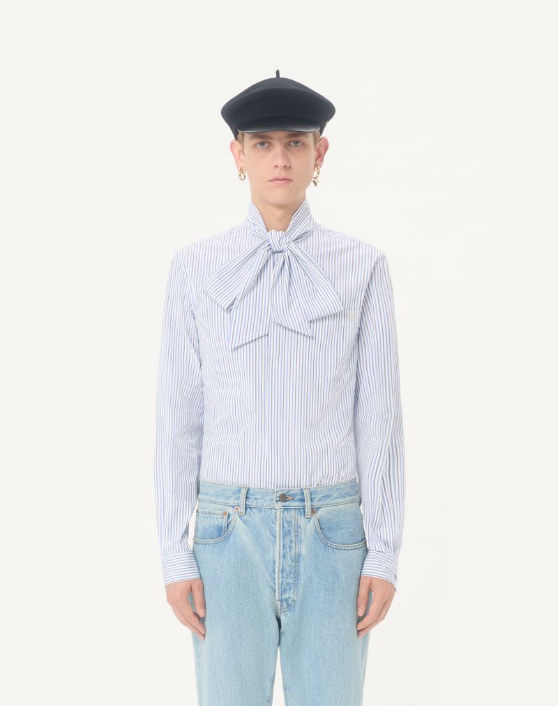 Camisa Valentino em popeline de algodão com gola lenço e bordado com o logotipo V.