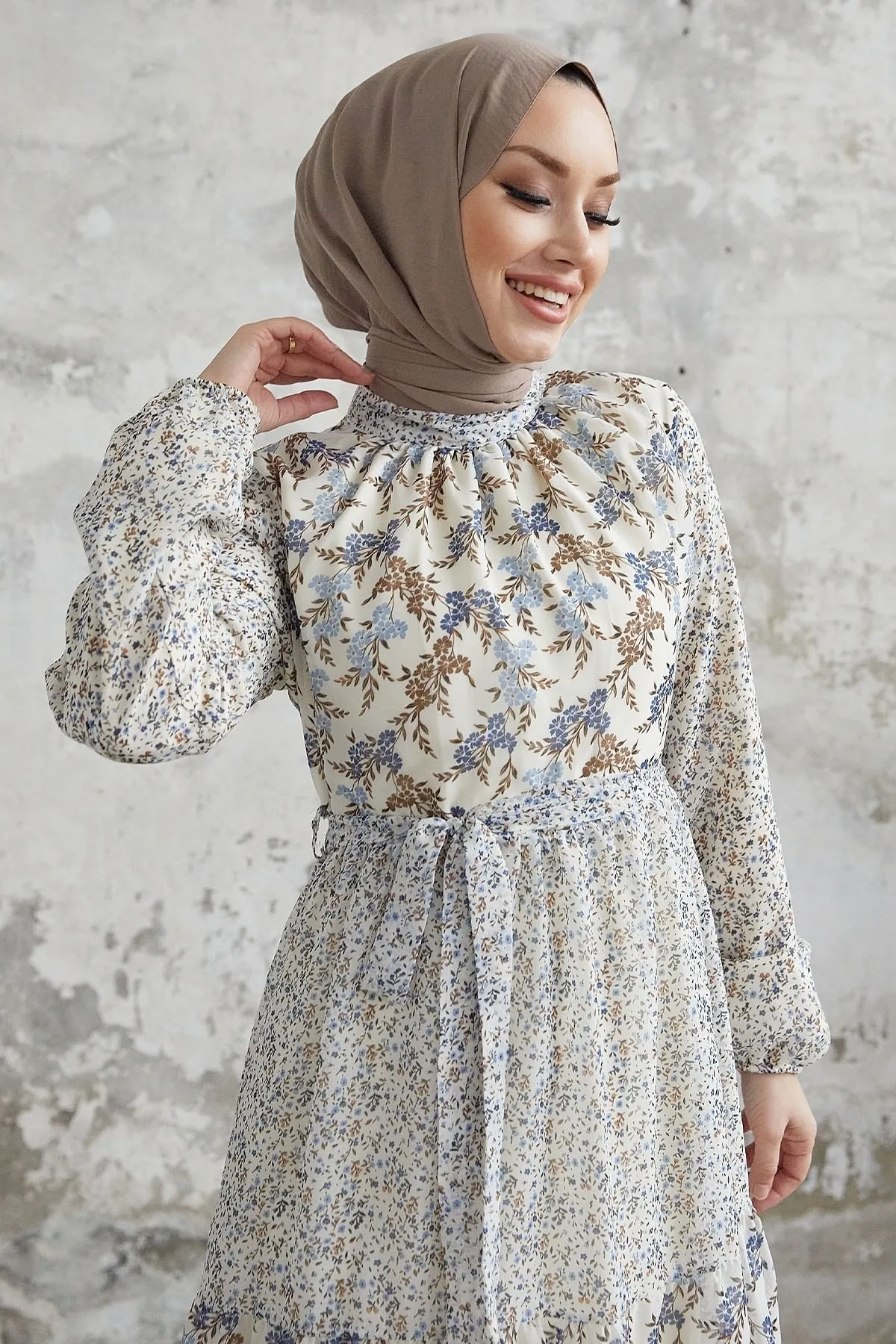 InStyle  Nessa Chiffonkleid mit Blumenmuster und Gürtel – Blau