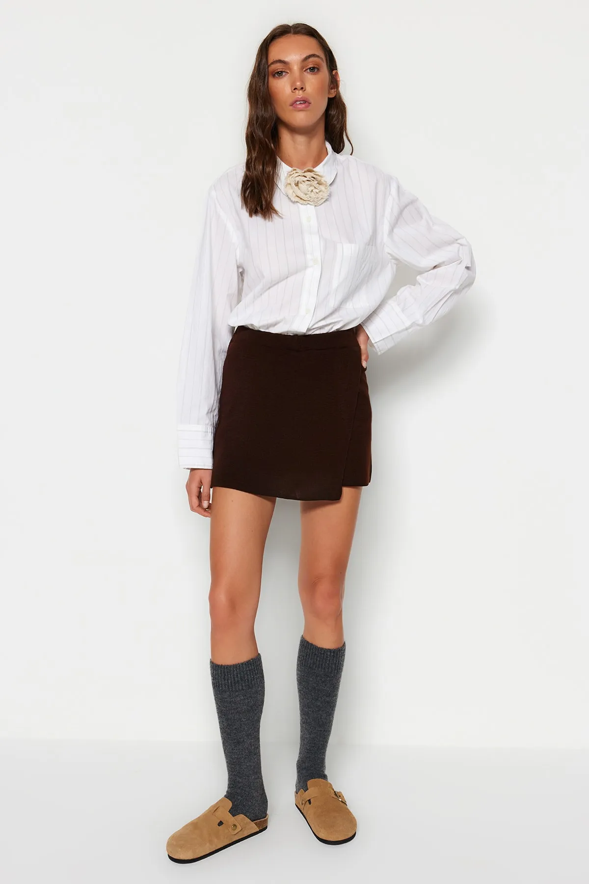 Trendyol Collection  Brauner taillierter Mini-Shorts-Strickrock TWOAW23ET00246