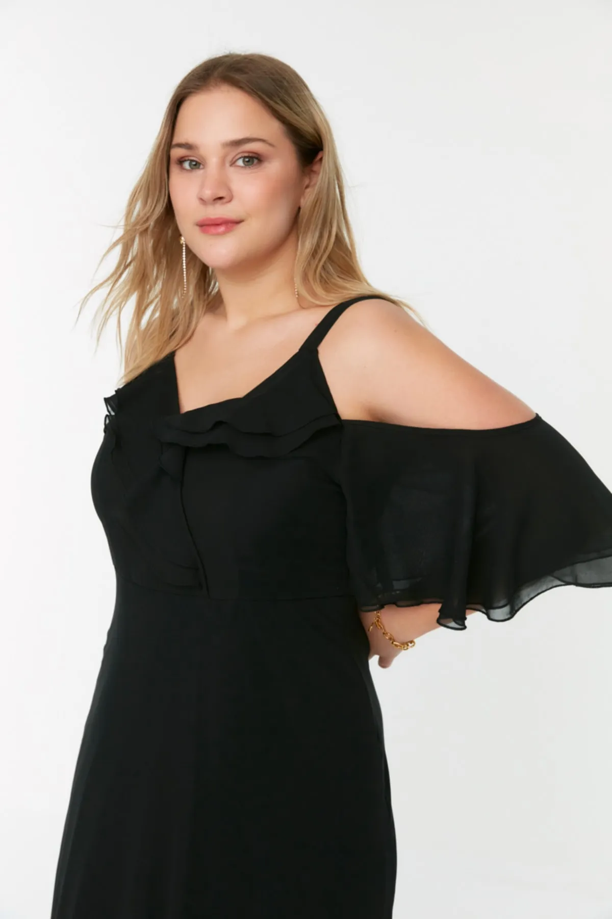 Trendyol Curve  Schwarzes gewebtes Chiffon-Abendkleid mit zweireihigem Kragen TBBSS22AH0178