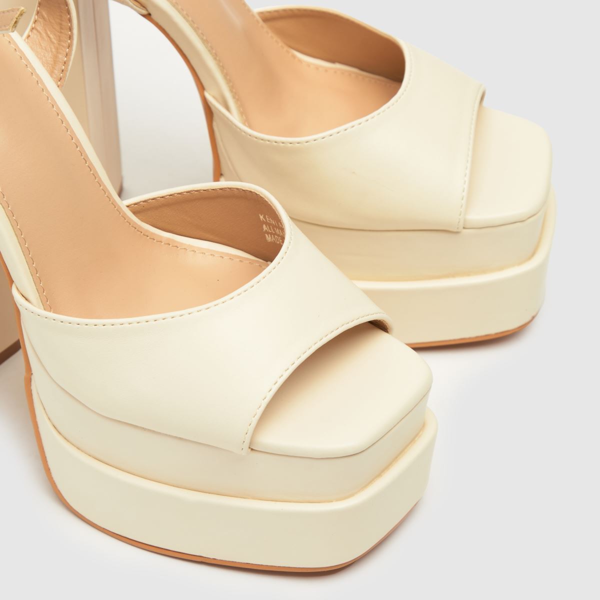Schuh Shay – Vita höga klackar med platåmönster