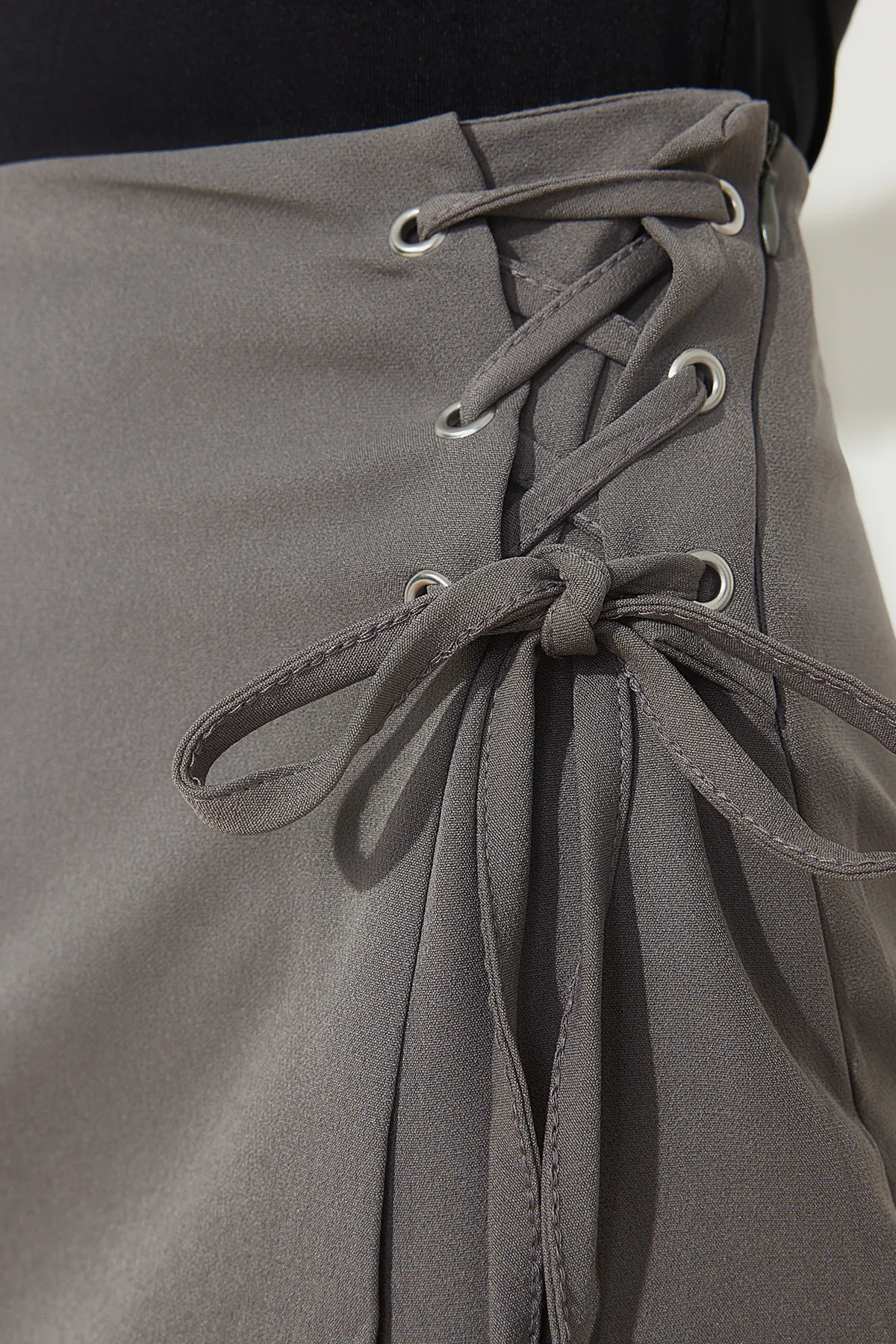 Trendyol Collection  Anthrazitfarbene, gewebte Shorts mit Ösendetails TWOAW21SR0038