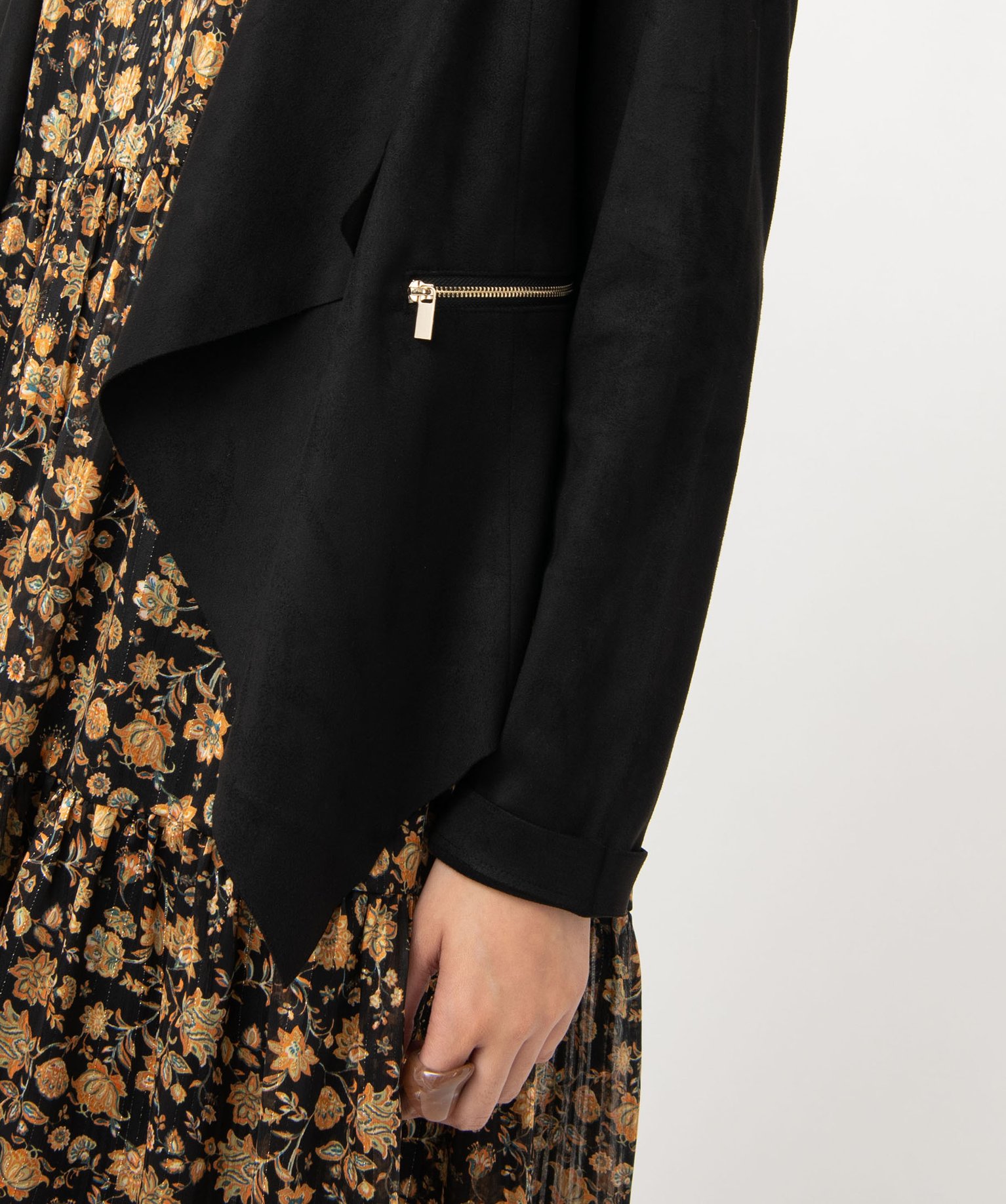 Veste en suédine souple portée ouverte femme noir | GEMO